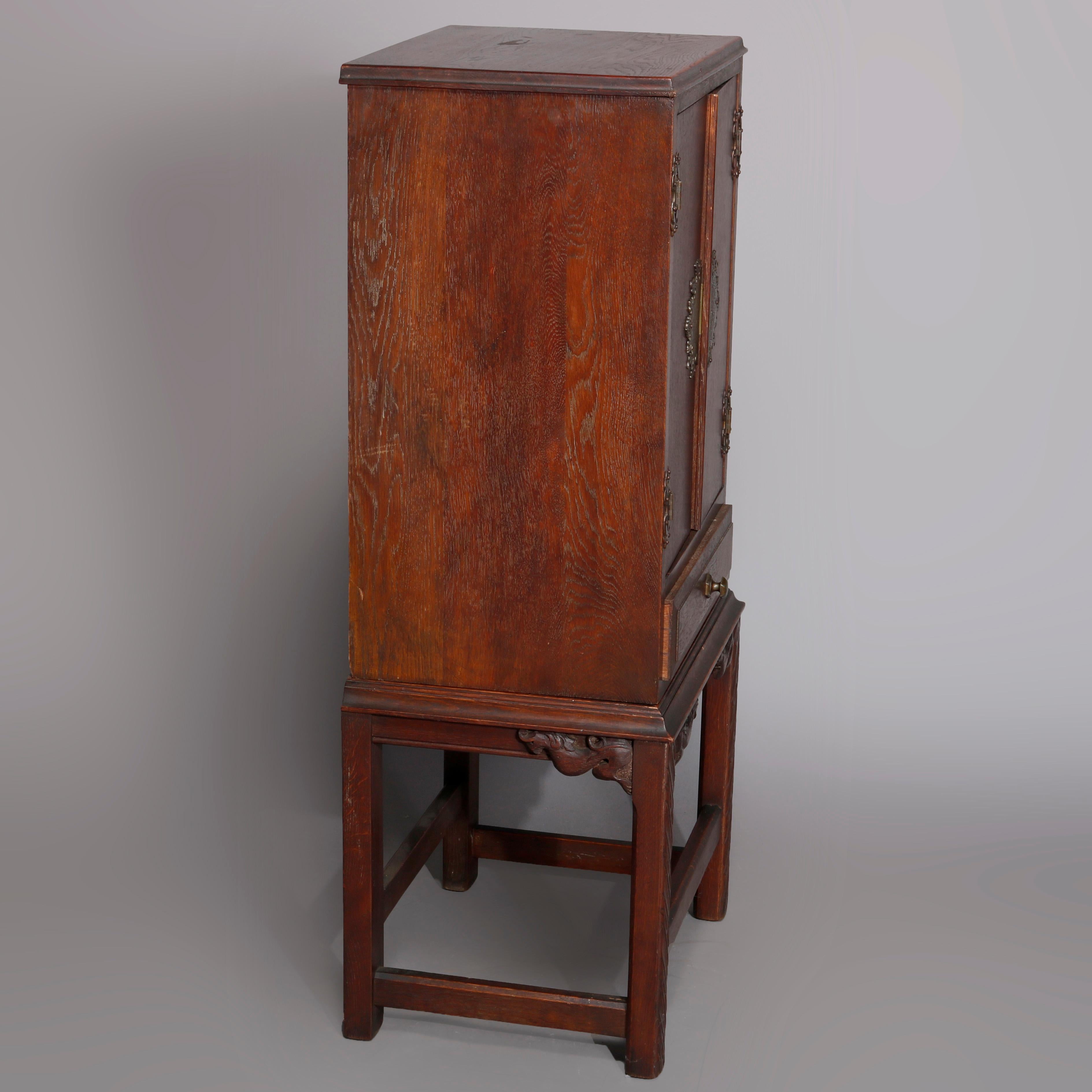 Cellaret de Roble Tallado Estilo Arts & Crafts con Herrajes Figurales de Fénix Fundido C1910 en venta 6