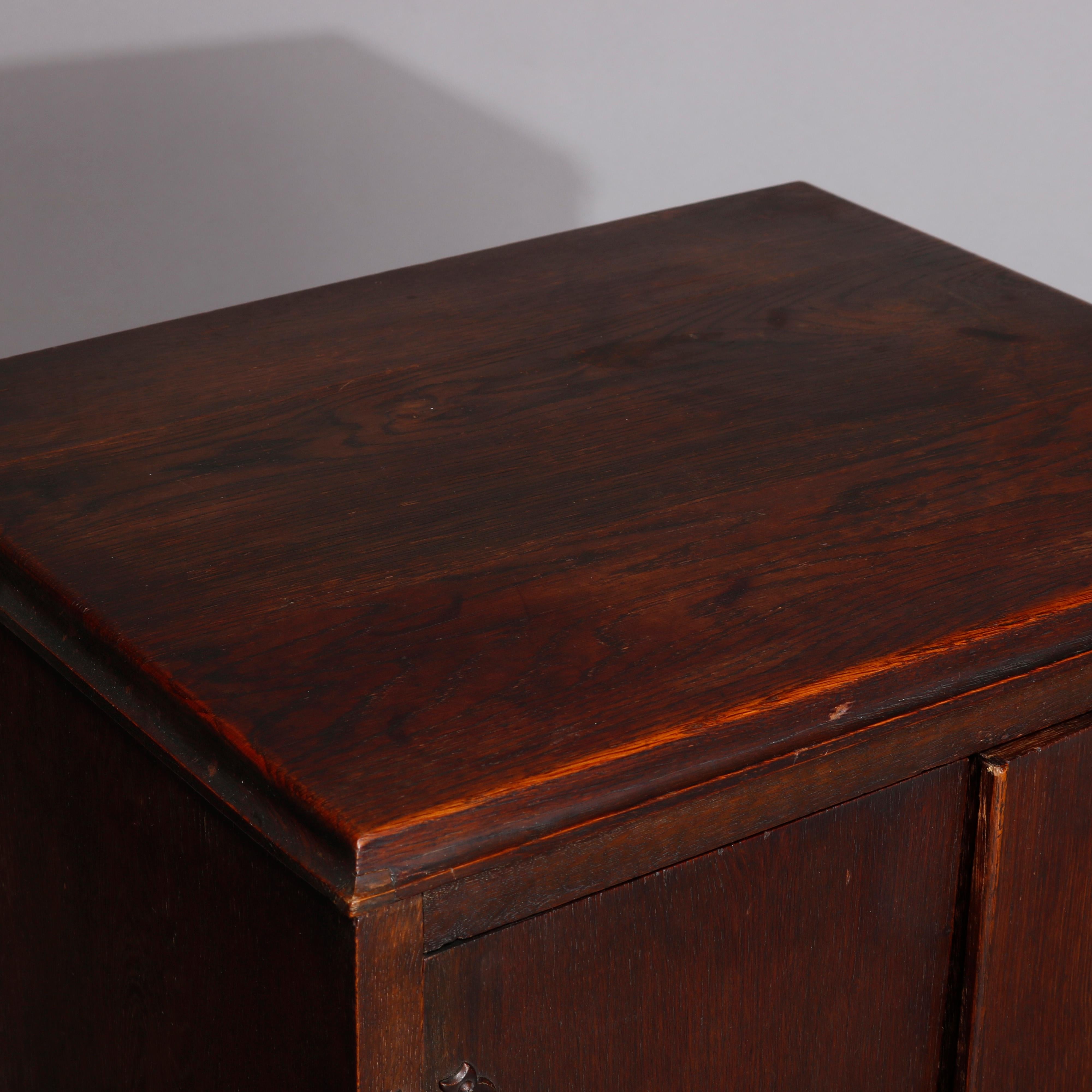 Cellaret de Roble Tallado Estilo Arts & Crafts con Herrajes Figurales de Fénix Fundido C1910 en venta 7