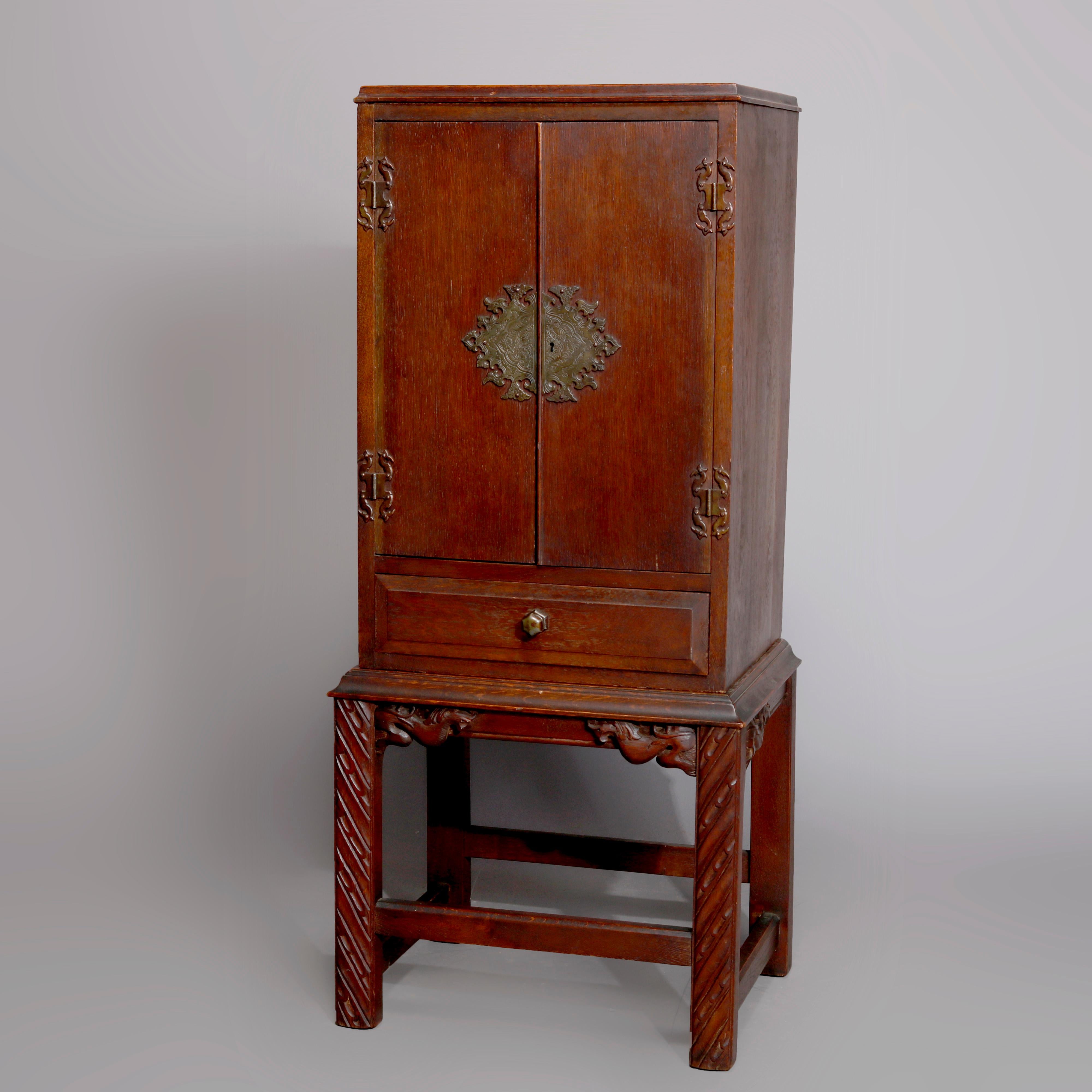 Cellaret de Roble Tallado Estilo Arts & Crafts con Herrajes Figurales de Fénix Fundido C1910 en venta 8