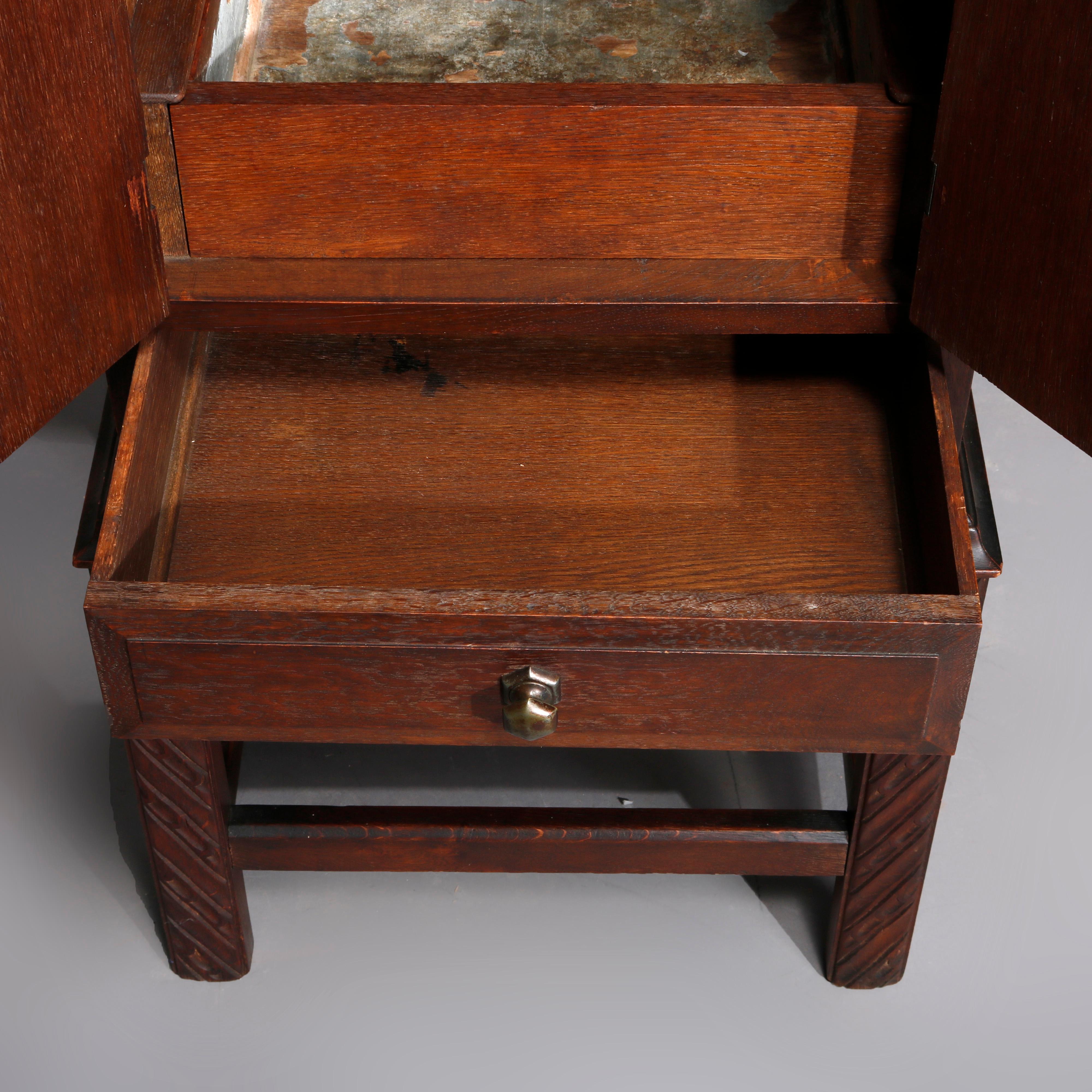 Cellaret de Roble Tallado Estilo Arts & Crafts con Herrajes Figurales de Fénix Fundido C1910 siglo XX en venta