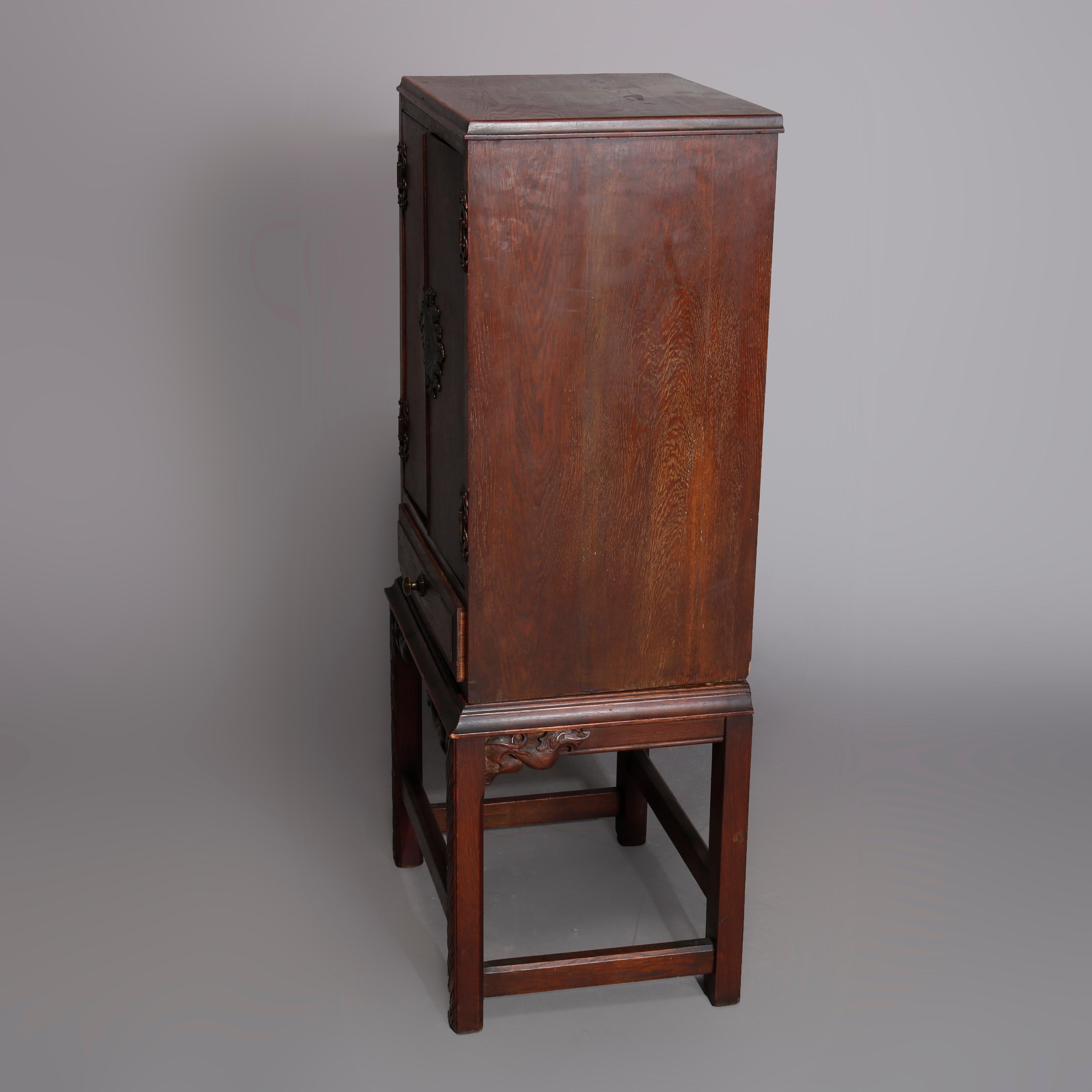 Cellaret de Roble Tallado Estilo Arts & Crafts con Herrajes Figurales de Fénix Fundido C1910 en venta 3