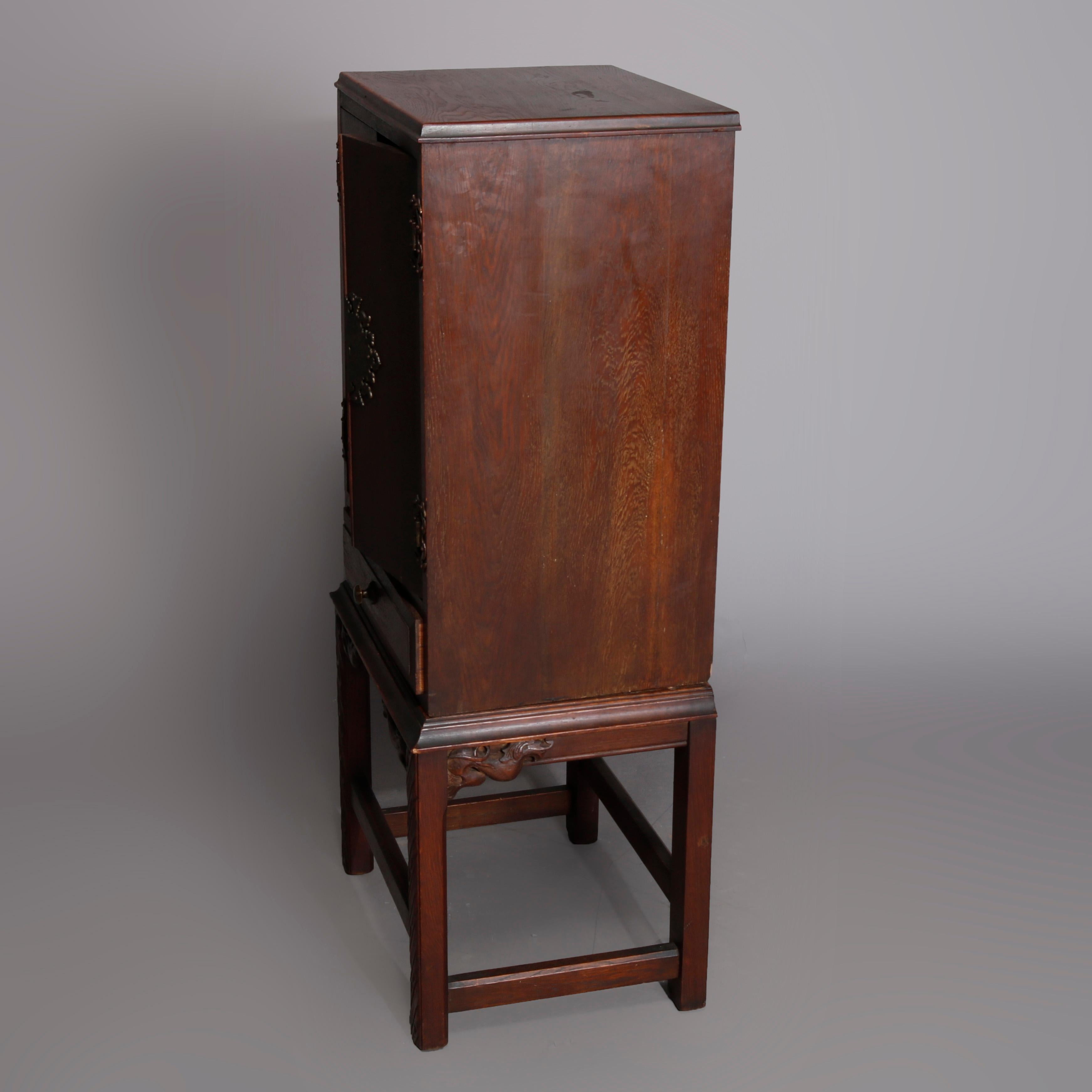 Cellaret de Roble Tallado Estilo Arts & Crafts con Herrajes Figurales de Fénix Fundido C1910 en venta 4