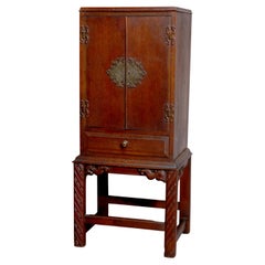 Cellaret de style Art Craft en Oak sculpté avec quincaillerie Figural Cast Phoenix C1910