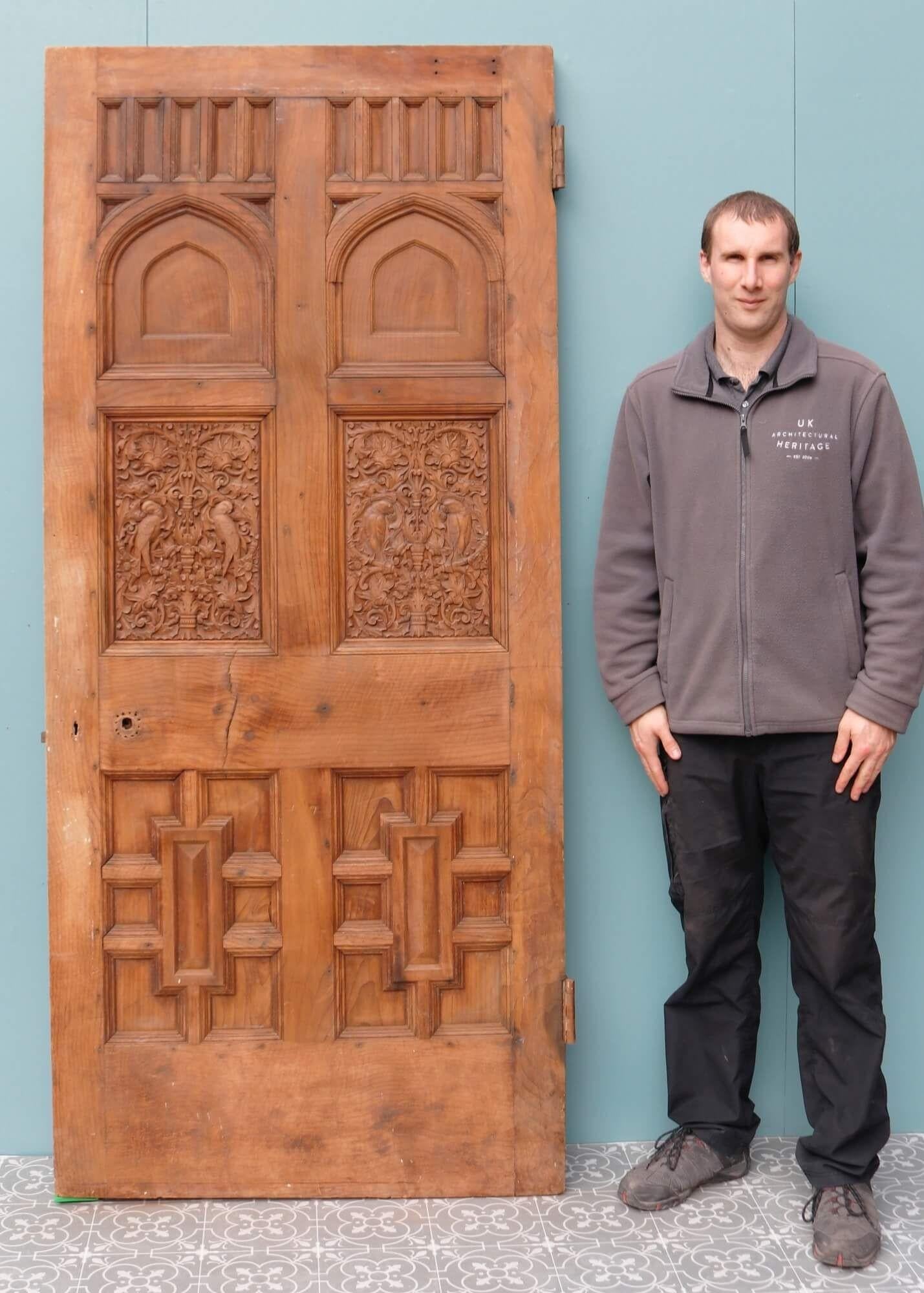 Une porte unique en chêne sculpté datant des années 1870, avec un motif ornemental sur le devant et un chêne simple et net à l'arrière. On pense que le côté sculpté de la porte est antérieur à l'autre d'au moins 100 ans, ce qui en fait une véritable
