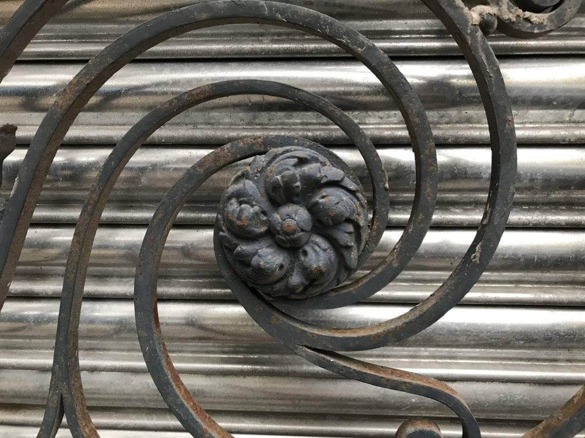 Arts & Crafts Style Decorative Cast Iron Angular Fence or Staircase Bannister In Good Condition For Sale In London, GB