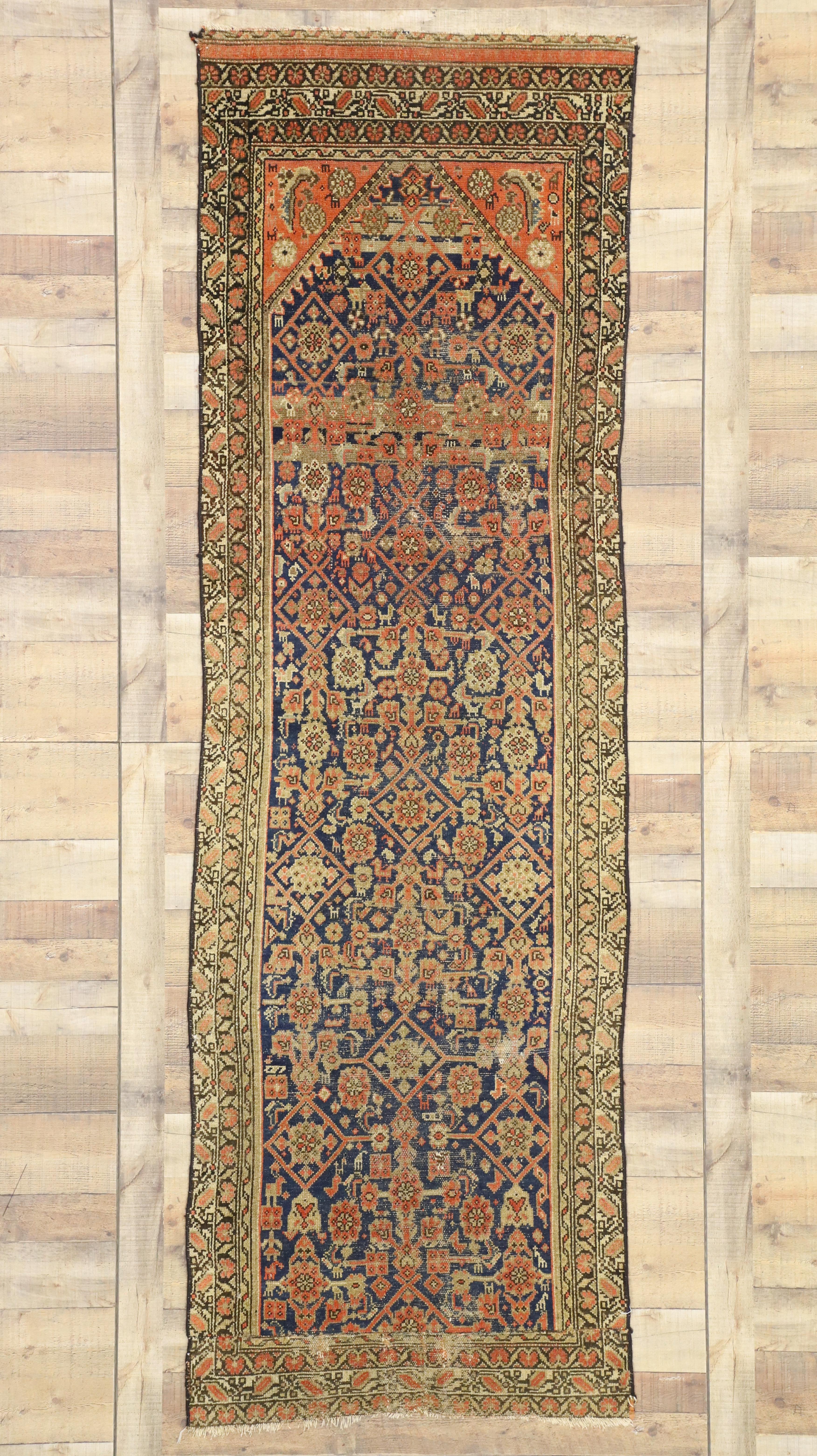 Tapis de couloir persan Malayer ancien vieilli de style Arts & Crafts rustique en vente 1