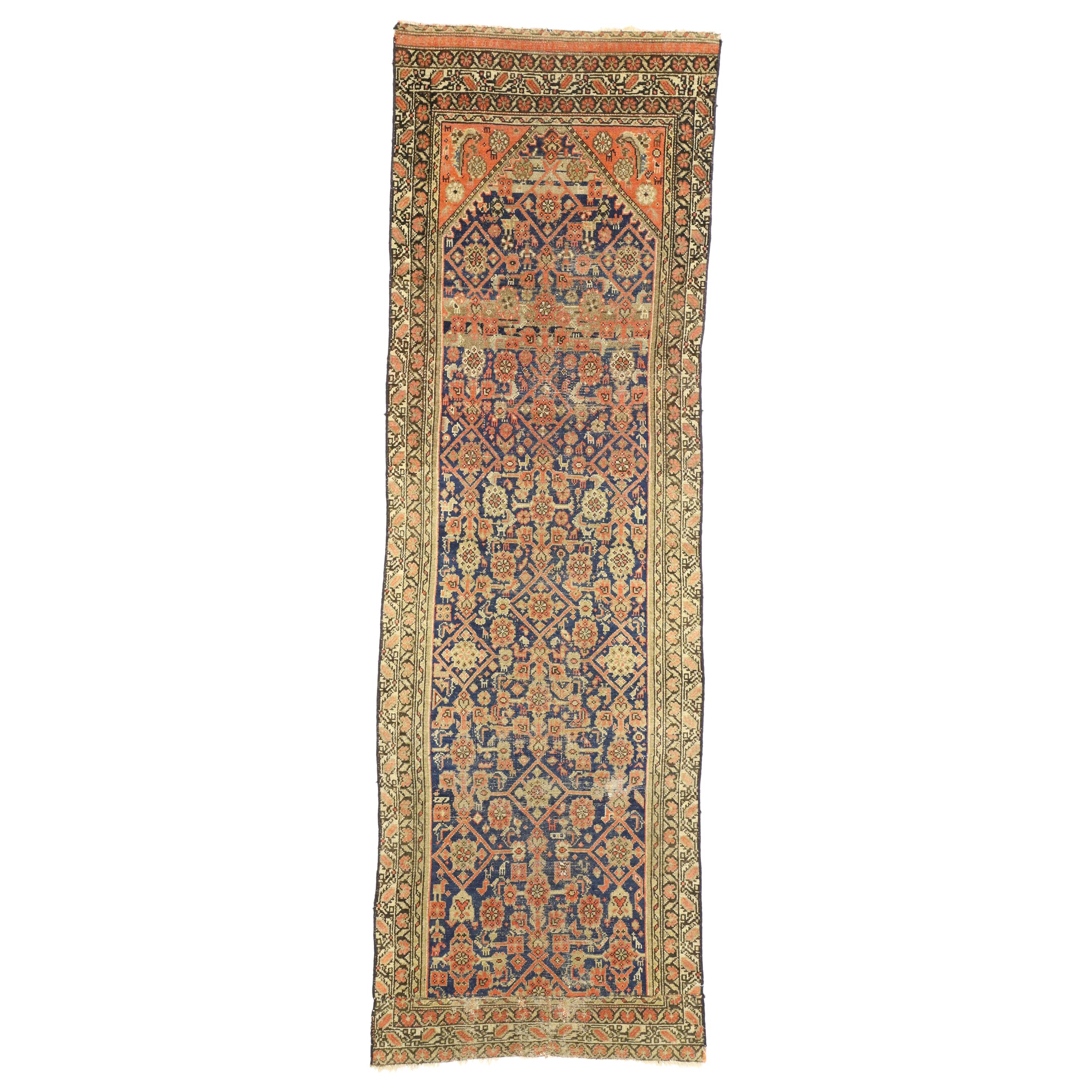 Tapis de couloir persan Malayer ancien vieilli de style Arts & Crafts rustique en vente