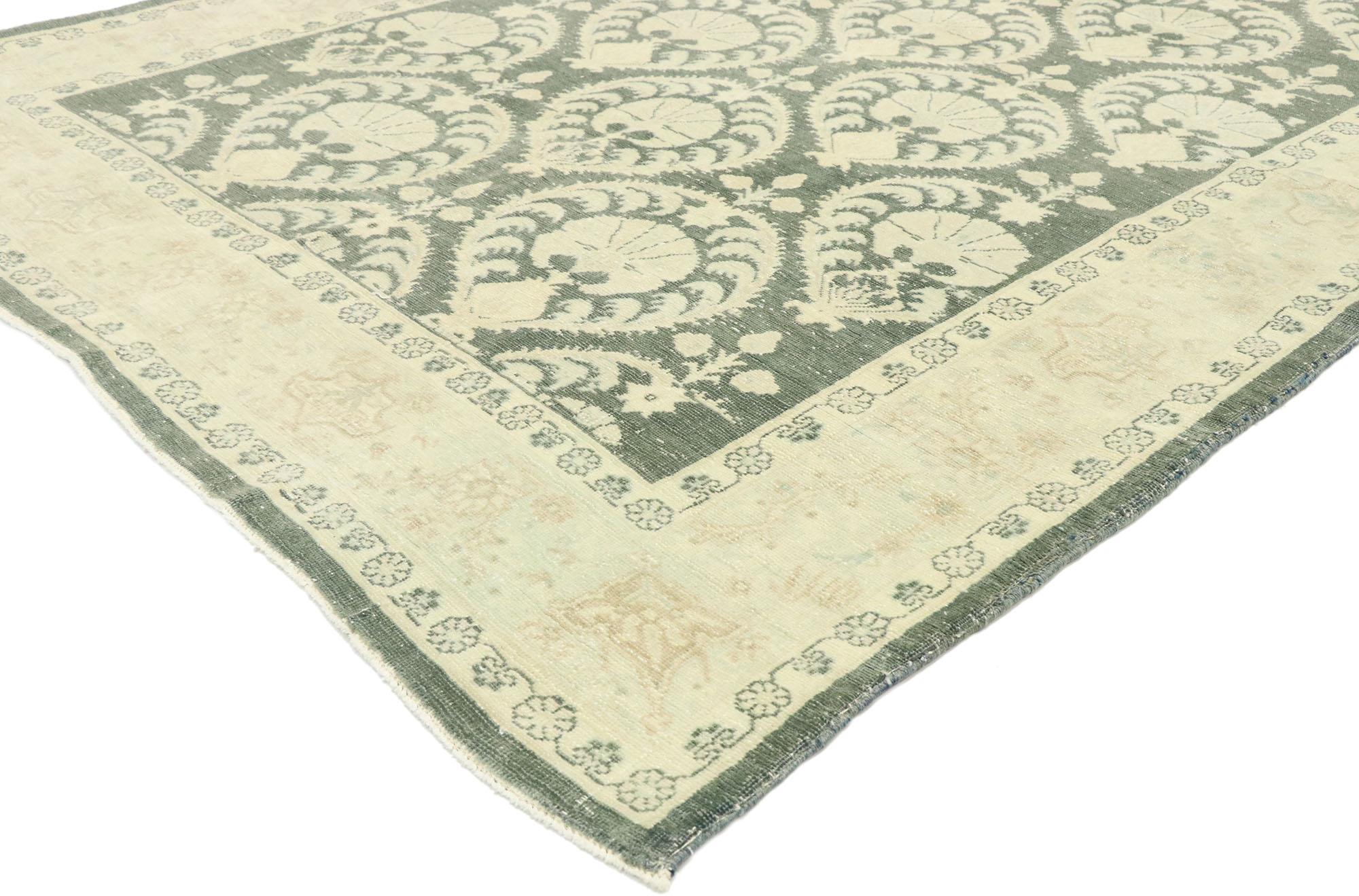 53033, strapazierter rumänischer Teppich im Vintage-Stil, inspiriert von William Morris im Arts & Crafts-Stil. Dieser handgeknüpfte rumänische Galerieteppich aus Wolle, der an das französische Design und die dekorative Eleganz des 19. Jahrhunderts