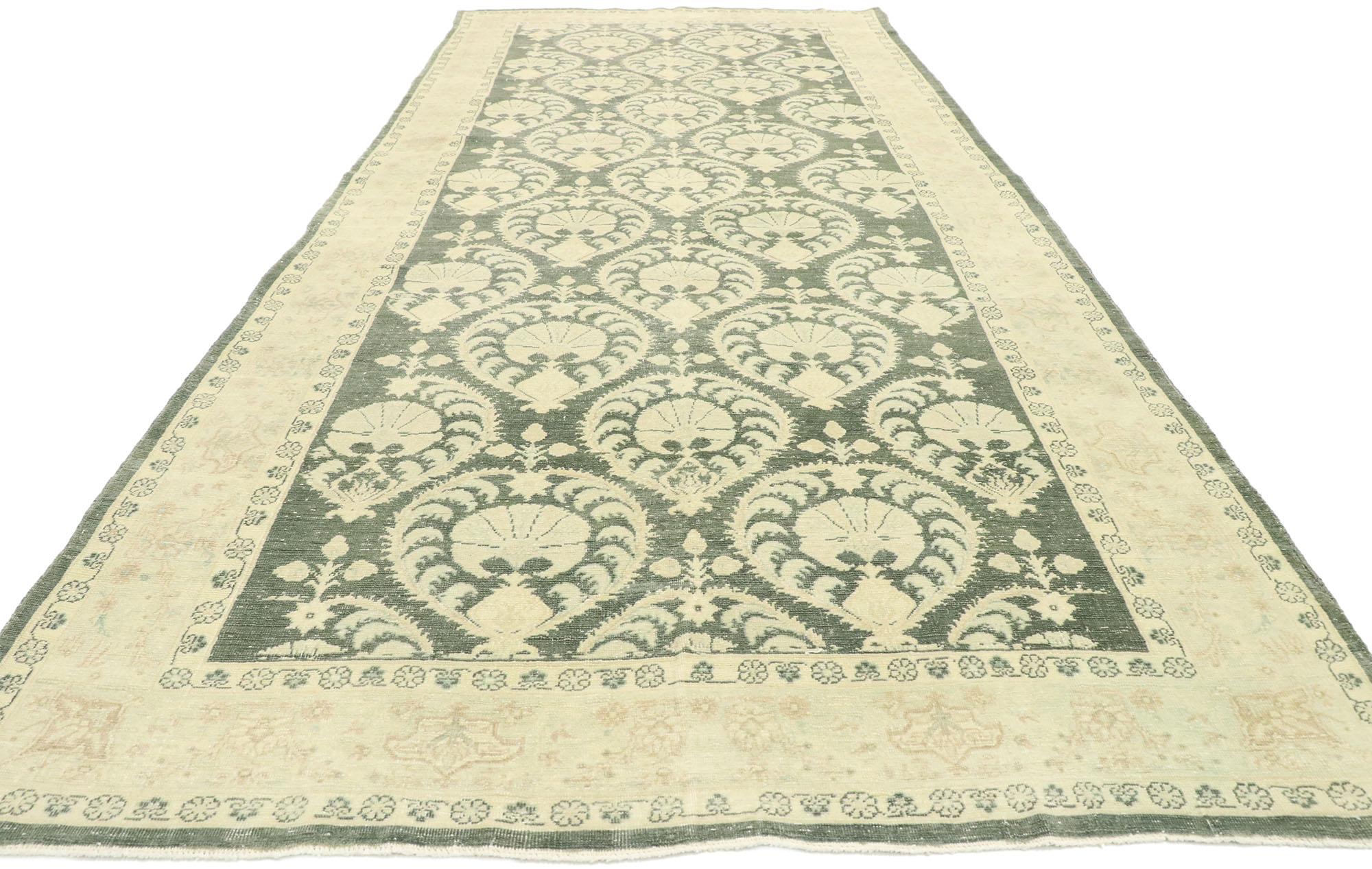 Arts & Crafts-Stil Rumänischer Vintage-Teppich im Used-Stil, inspiriert von William Morris (Arts and Crafts) im Angebot