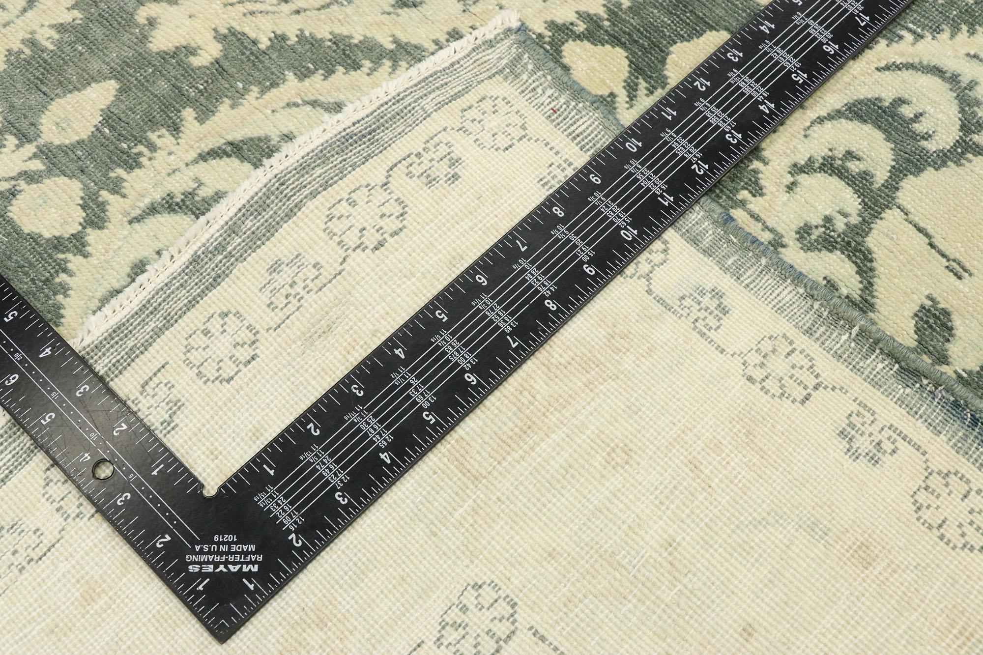 Arts & Crafts-Stil Rumänischer Vintage-Teppich im Used-Stil, inspiriert von William Morris im Zustand „Starke Gebrauchsspuren“ im Angebot in Dallas, TX