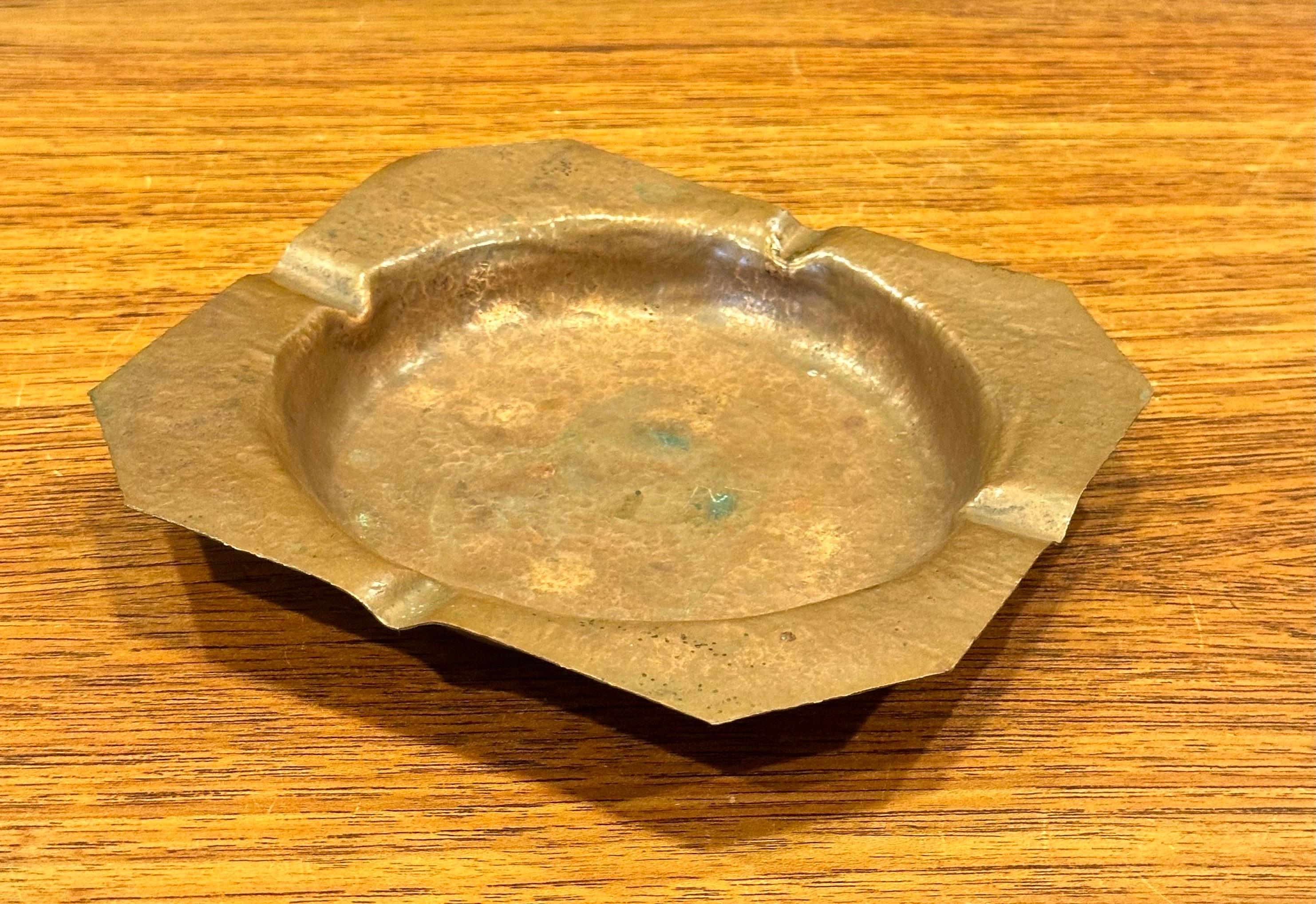 Aschenbecher aus gehämmertem Kupfer im Stil von Arts & Crafts (20. Jahrhundert) im Angebot