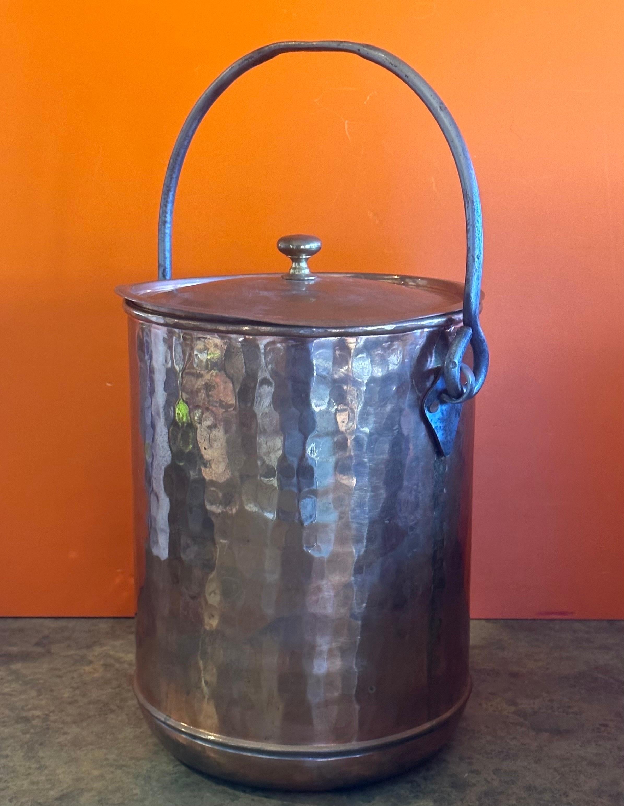 Arts & Crafts Style Hand Hammered Copper Ice Bucket with Lid In Good Condition For Sale In San Diego, CA