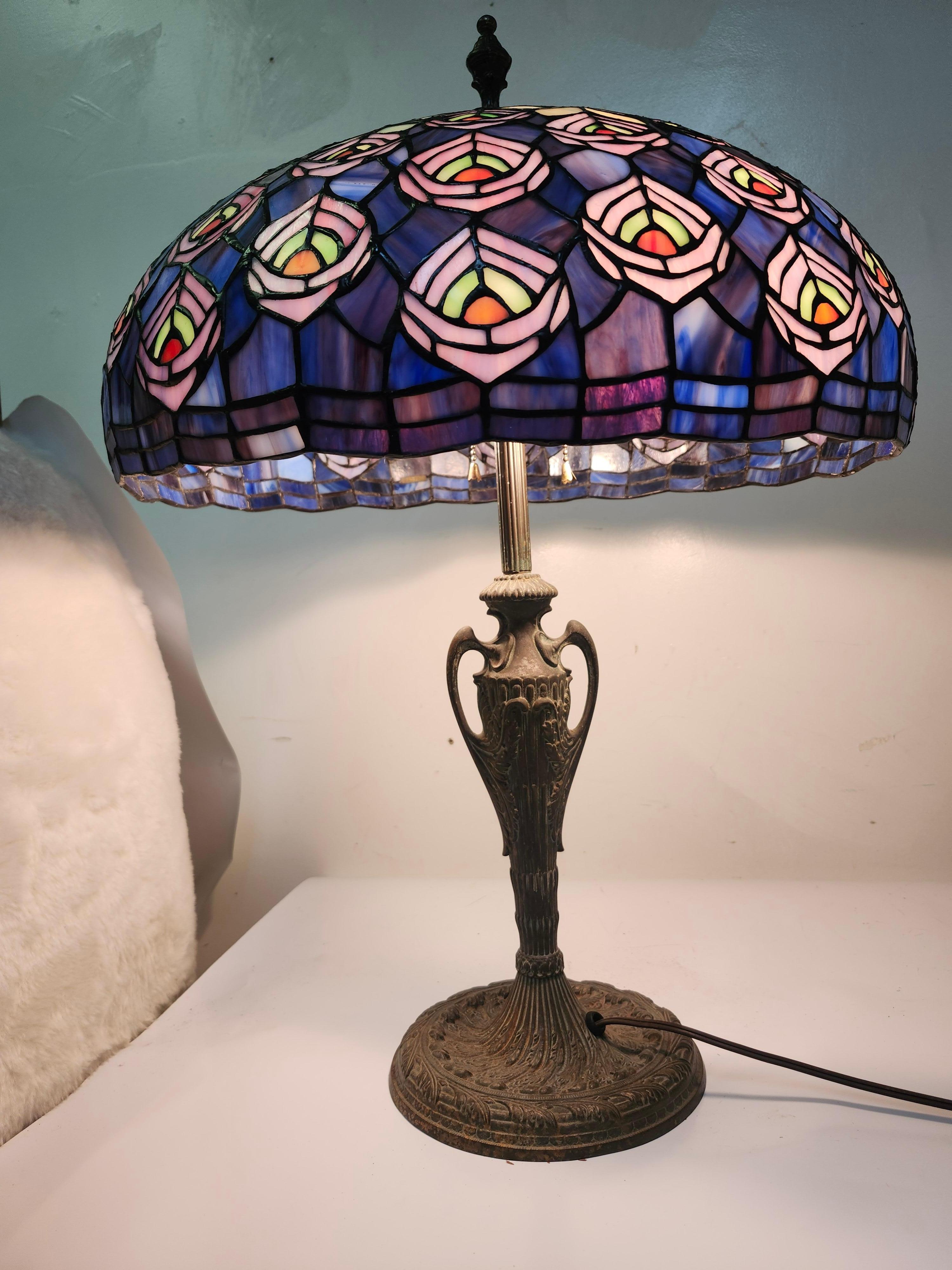 Abat-jour en forme de dôme en verre plombé de style Arte Antiques avec une base en fer antique en vente 2