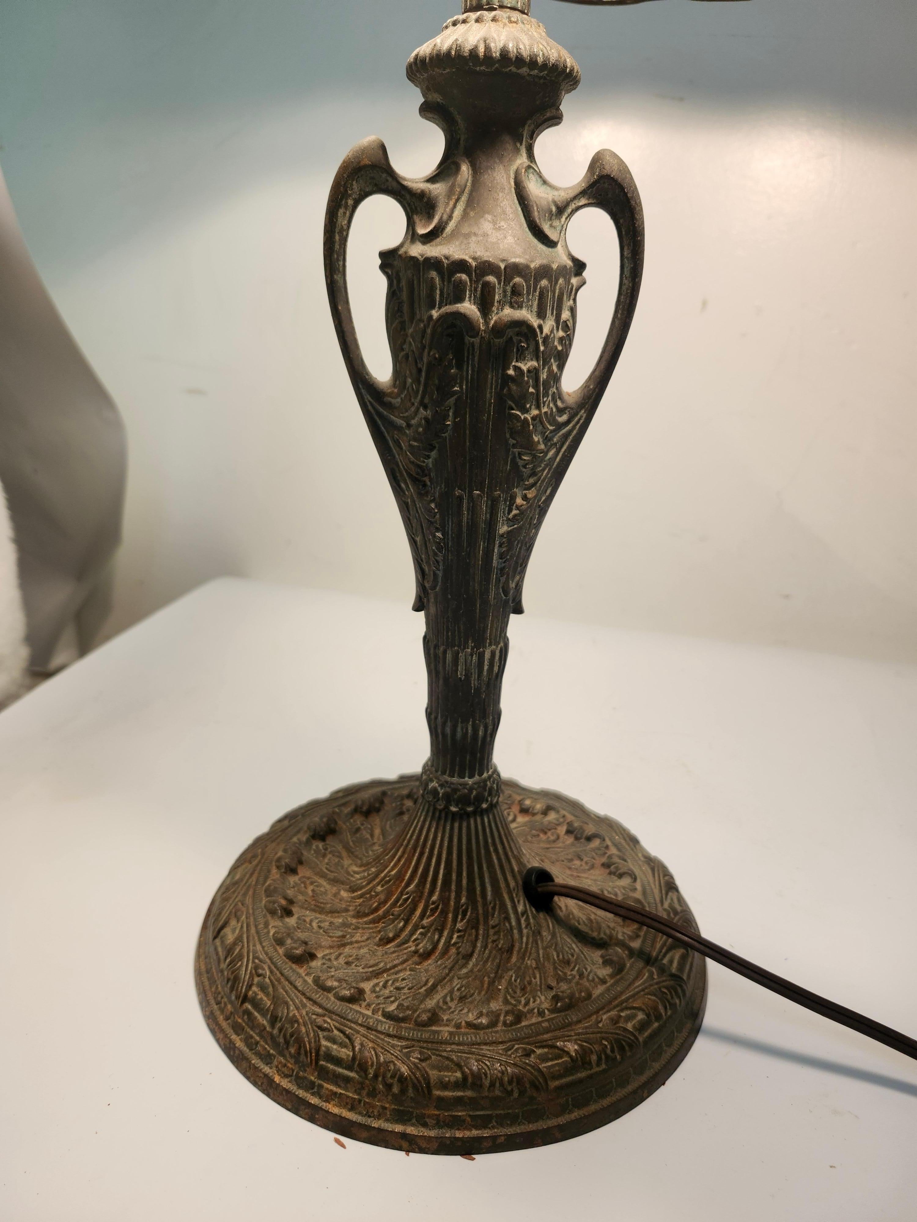 Abat-jour en forme de dôme en verre plombé de style Arte Antiques avec une base en fer antique en vente 3