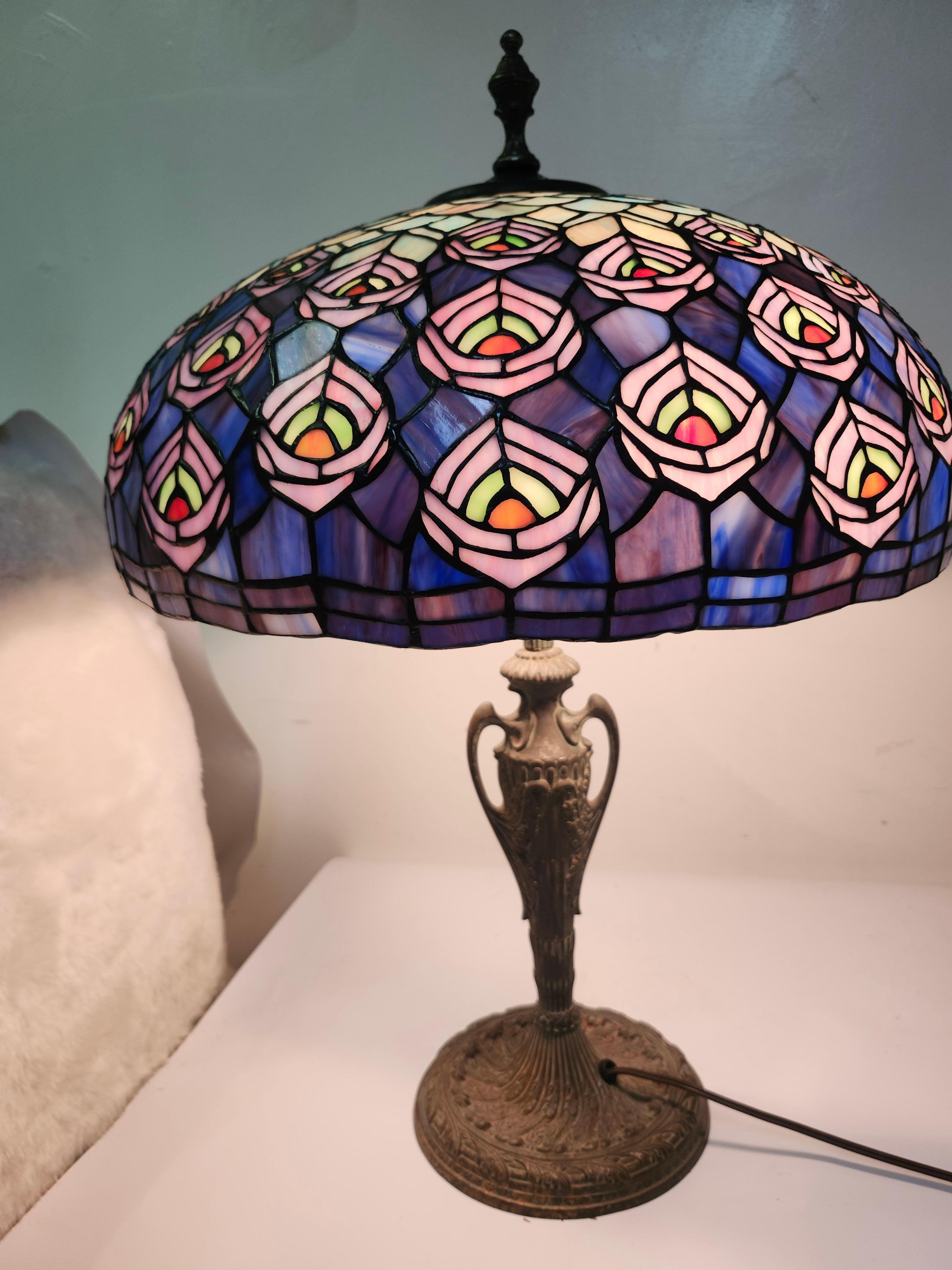 Abat-jour en forme de dôme en verre plombé de style Arte Antiques avec une base en fer antique en vente 4