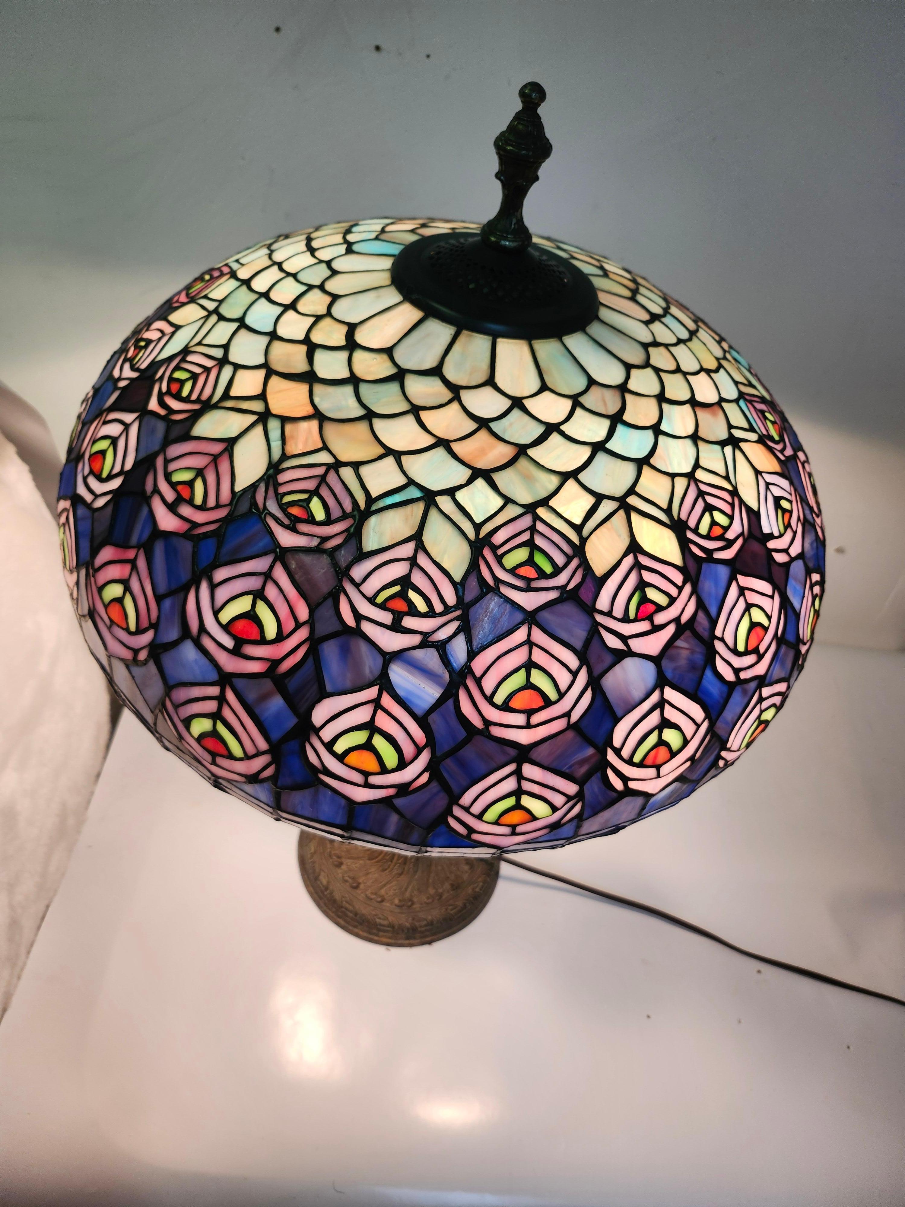 Abat-jour en forme de dôme en verre plombé de style Arte Antiques avec une base en fer antique en vente 5