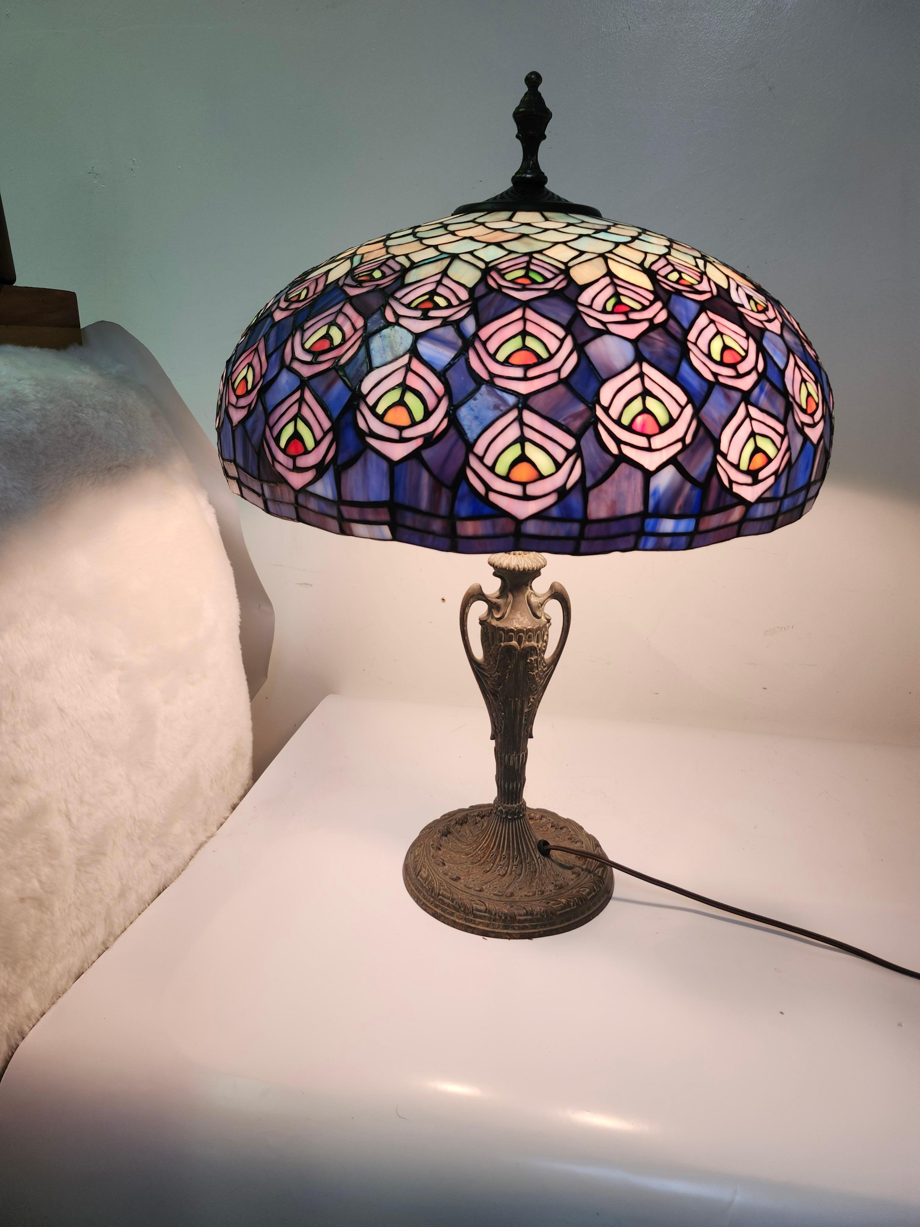 Arts and Crafts Abat-jour en forme de dôme en verre plombé de style Arte Antiques avec une base en fer antique en vente