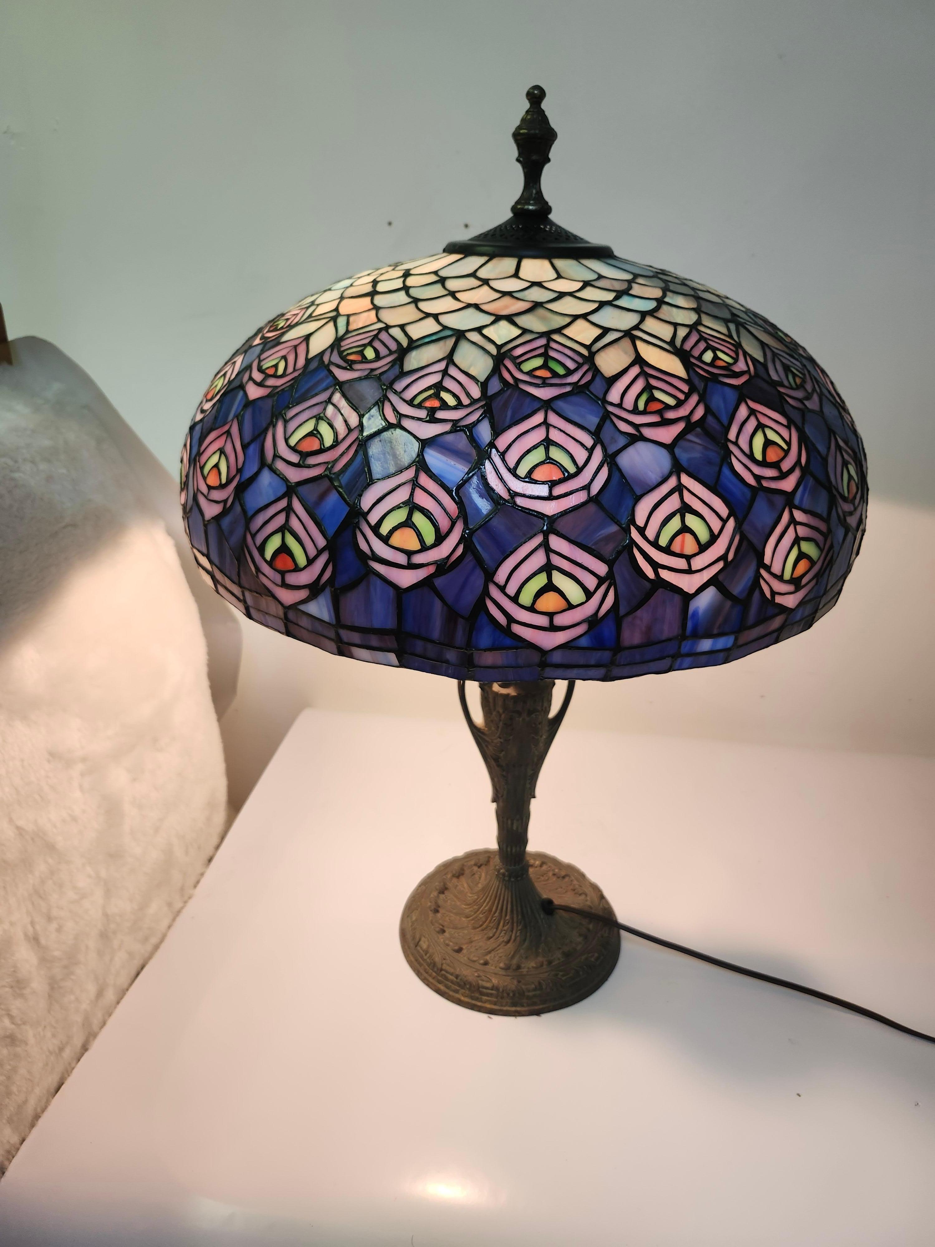 Américain Abat-jour en forme de dôme en verre plombé de style Arte Antiques avec une base en fer antique en vente