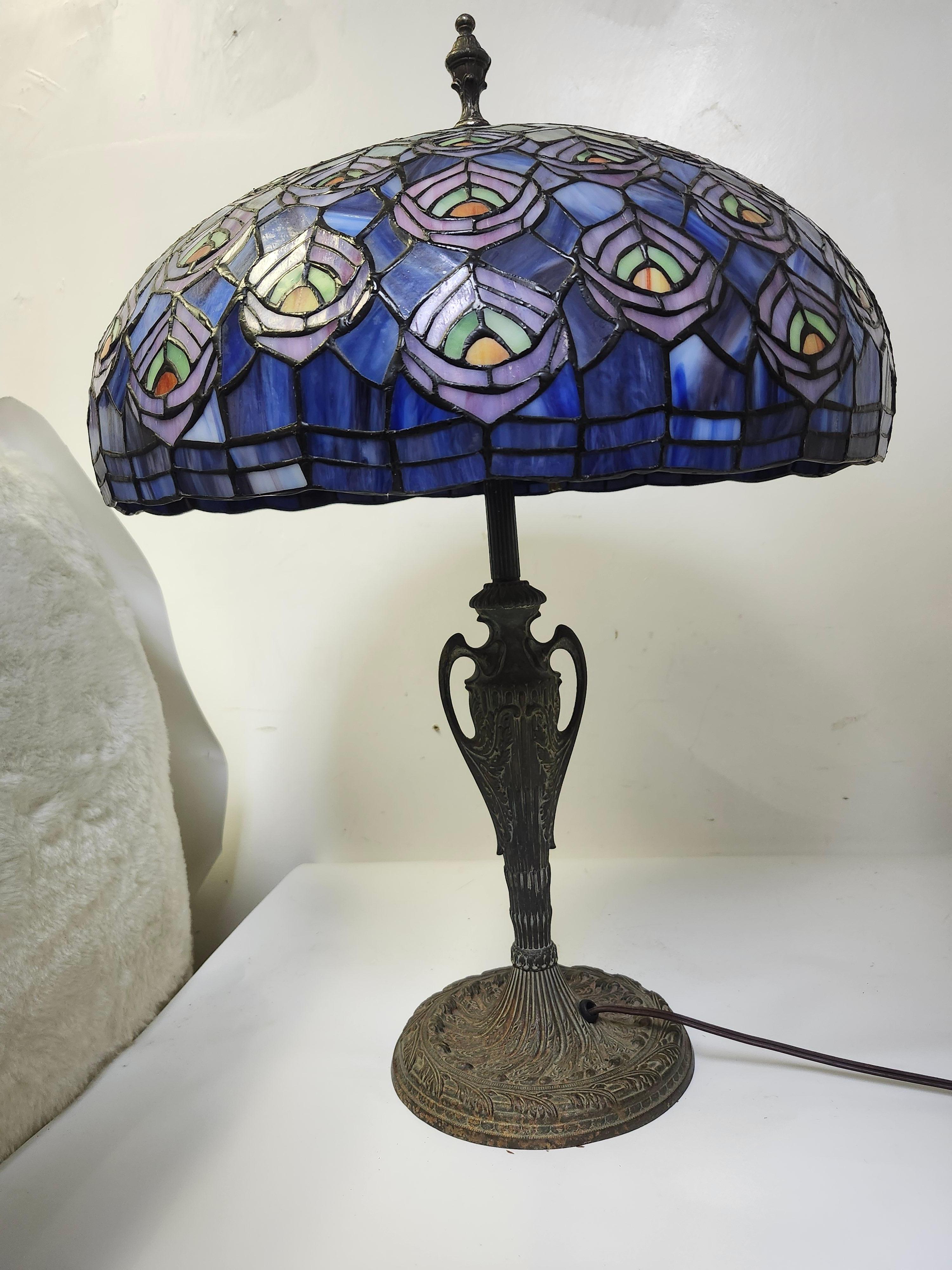 Moulage Abat-jour en forme de dôme en verre plombé de style Arte Antiques avec une base en fer antique en vente