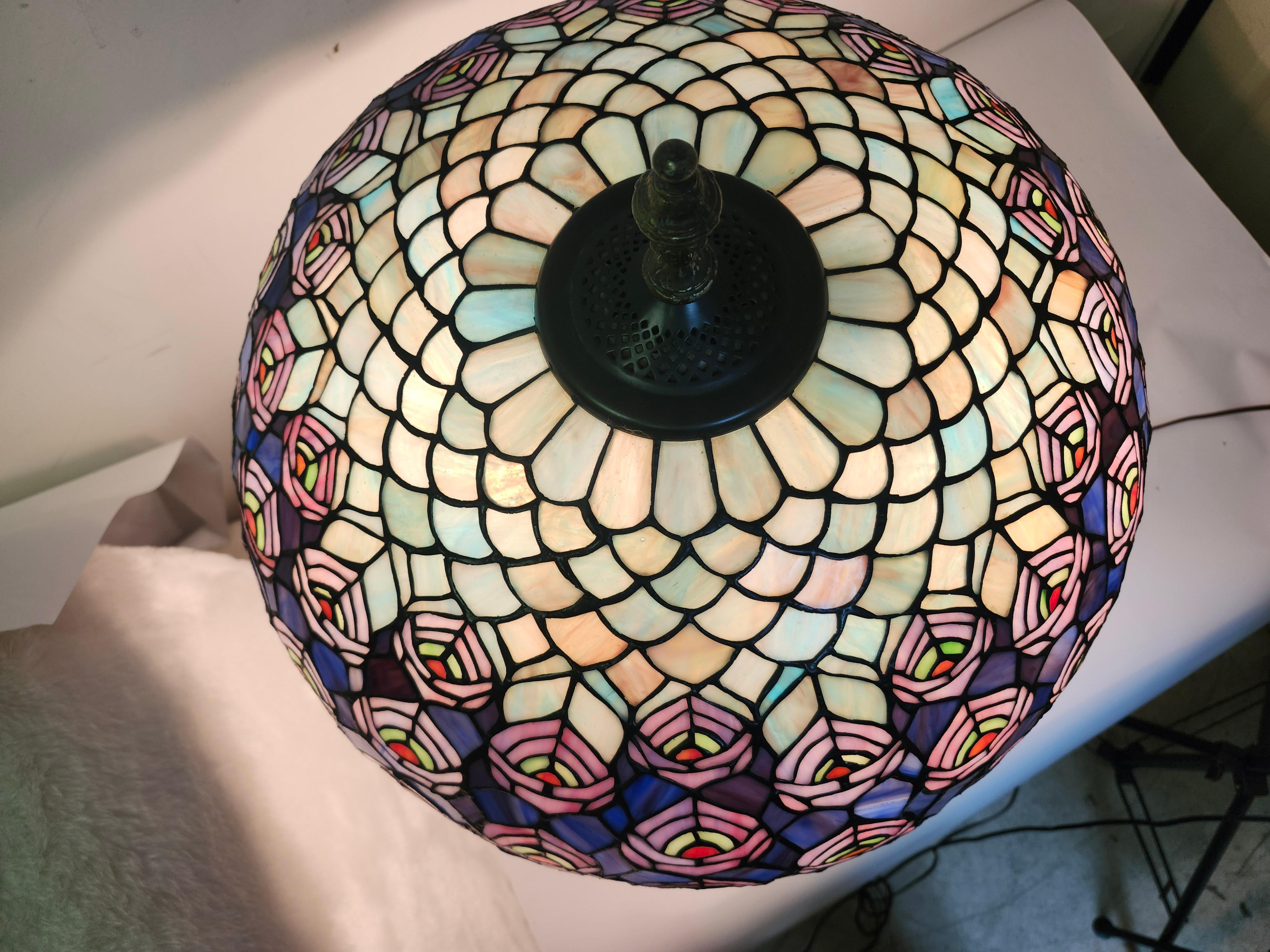 Abat-jour en forme de dôme en verre plombé de style Arte Antiques avec une base en fer antique Bon état - En vente à Port Jervis, NY