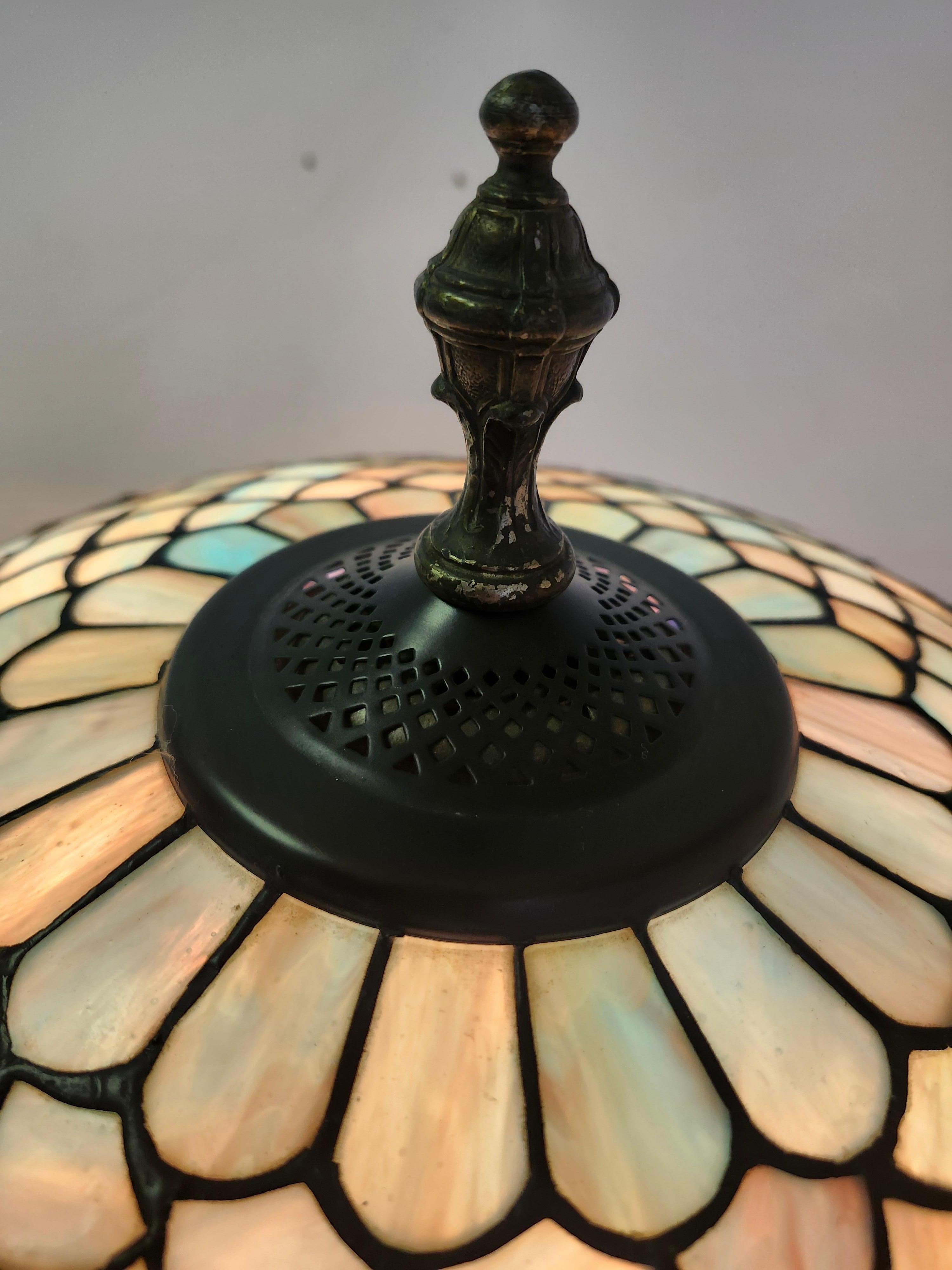 Fin du 20e siècle Abat-jour en forme de dôme en verre plombé de style Arte Antiques avec une base en fer antique en vente