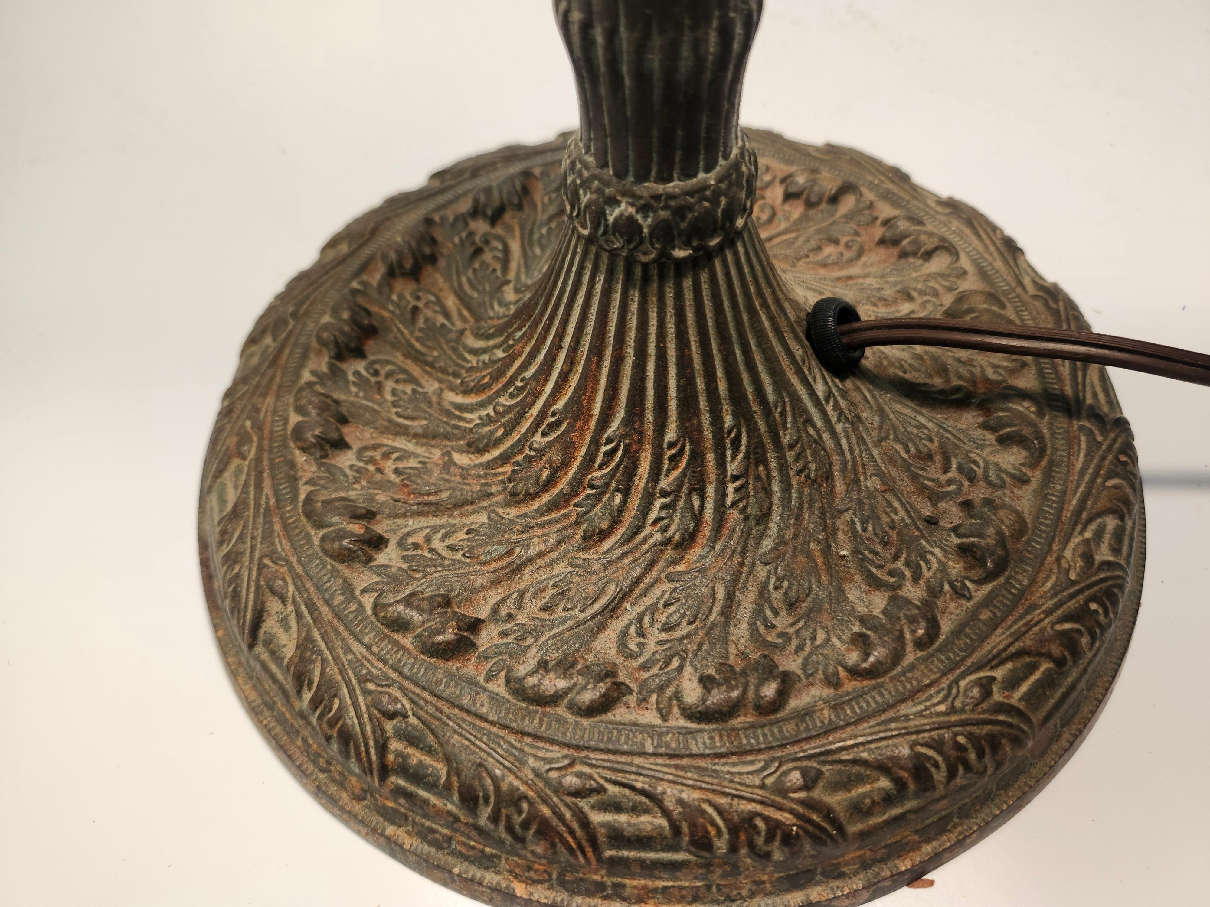 Verre de laitier Abat-jour en forme de dôme en verre plombé de style Arte Antiques avec une base en fer antique en vente