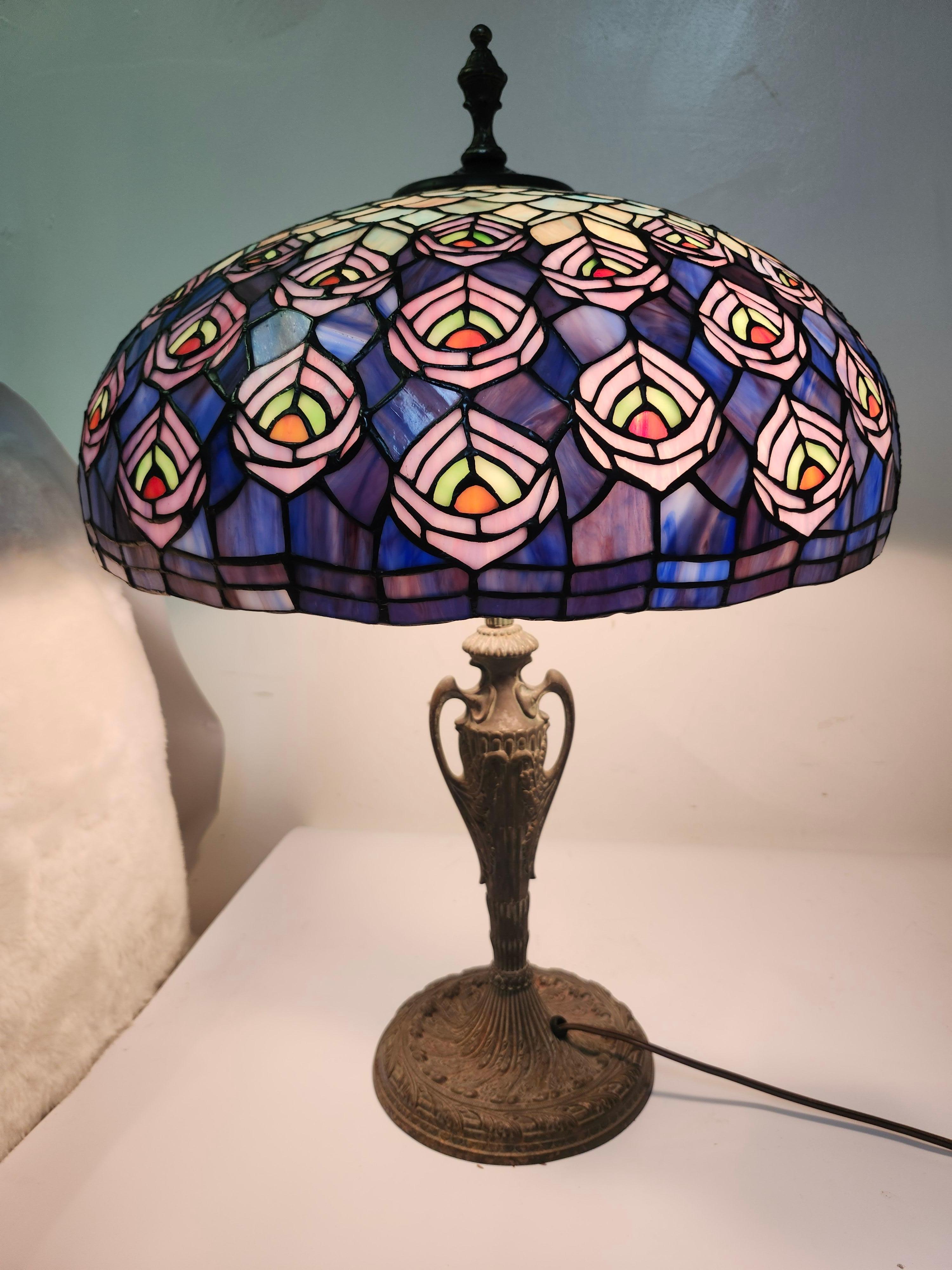 Abat-jour en forme de dôme en verre plombé de style Arte Antiques avec une base en fer antique en vente 1