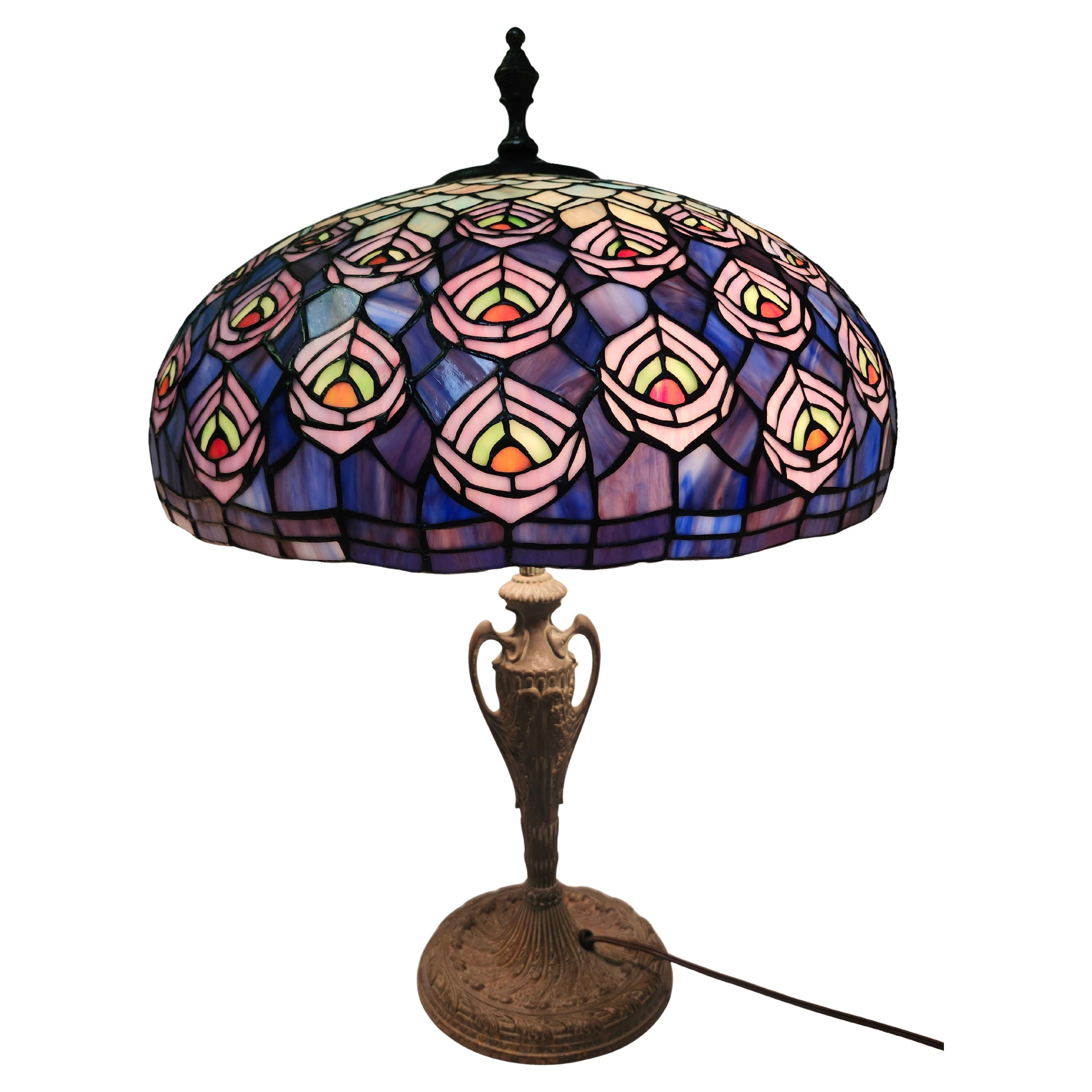 Abat-jour en forme de dôme en verre plombé de style Arte Antiques avec une base en fer antique en vente