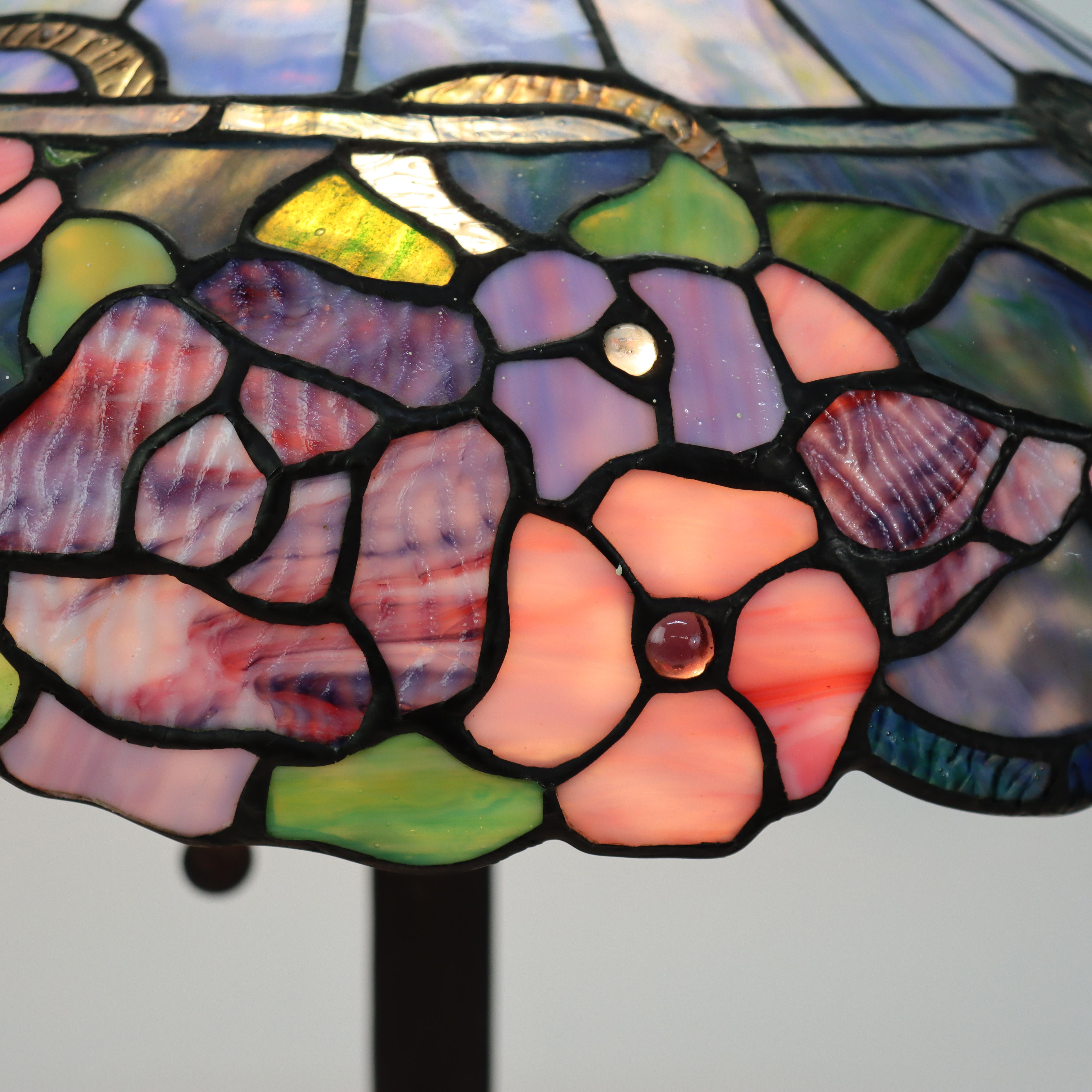 Lampada da tavolo in vetro colorato a piombo Arts & Crafts 20° secolo.   
Misure: 27,75 