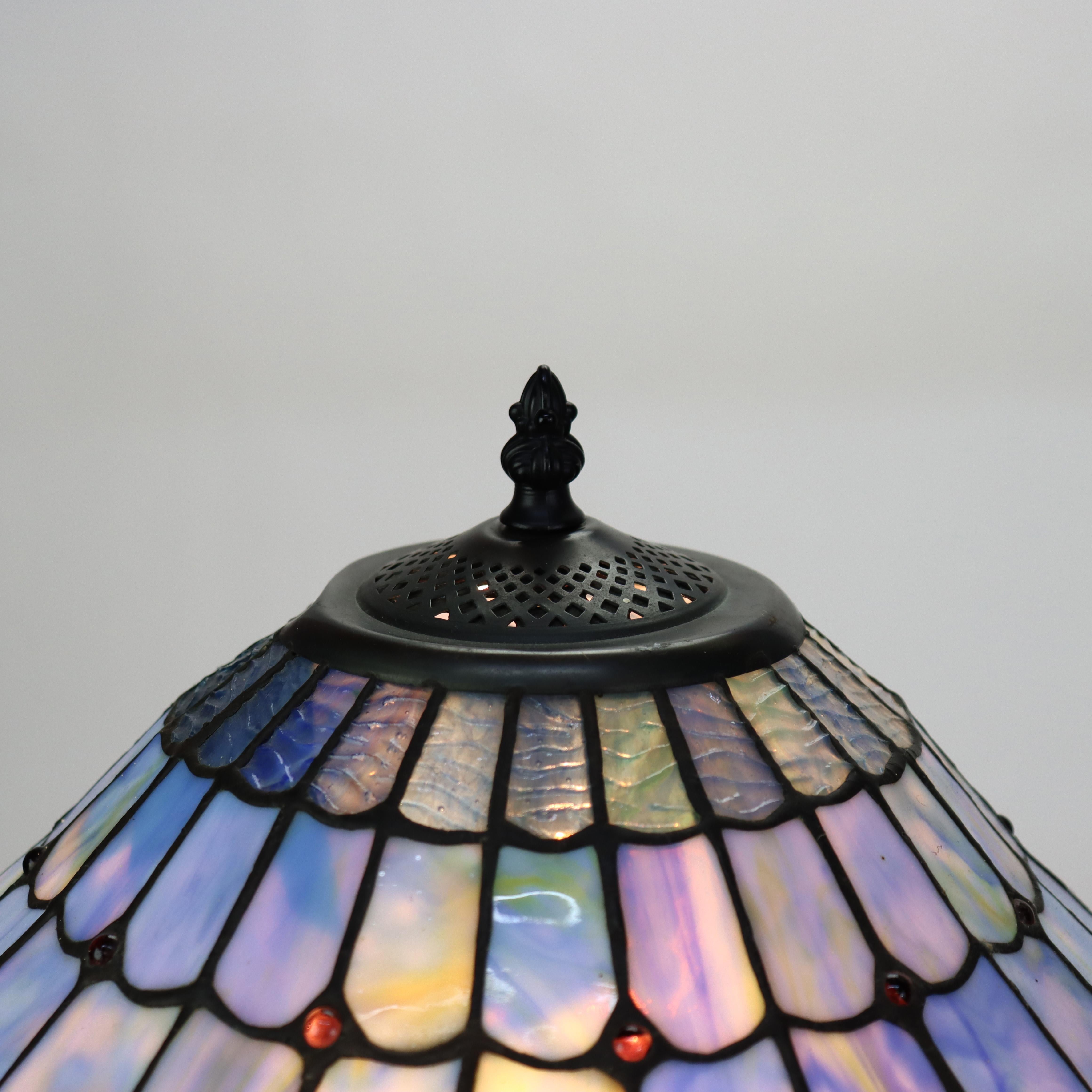 Lampada da tavolo in vetro colorato a piombo in stile Arts & Crafts del XX secolo In condizioni buone in vendita a Big Flats, NY