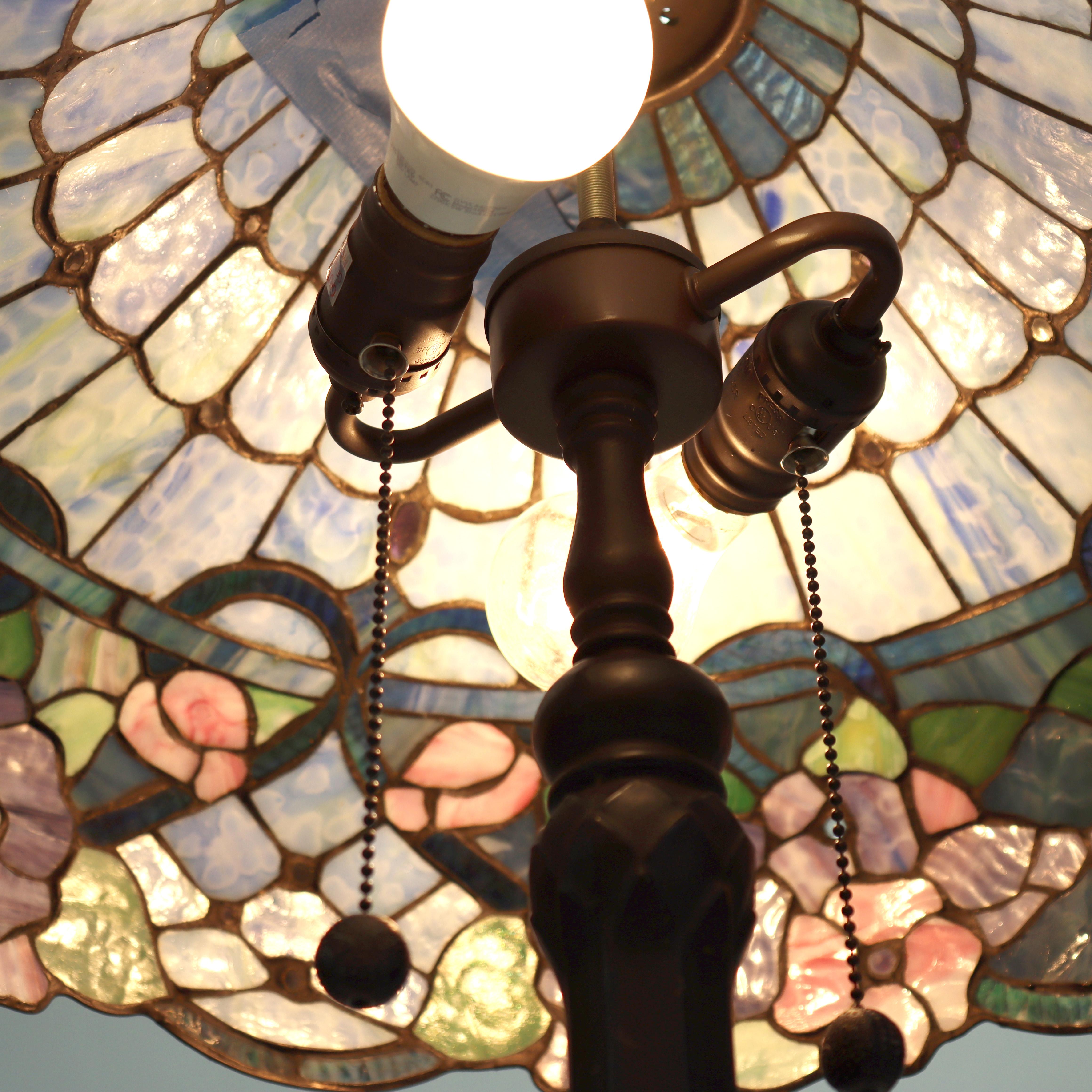 Vetro colorato Lampada da tavolo in vetro colorato a piombo in stile Arts & Crafts del XX secolo in vendita