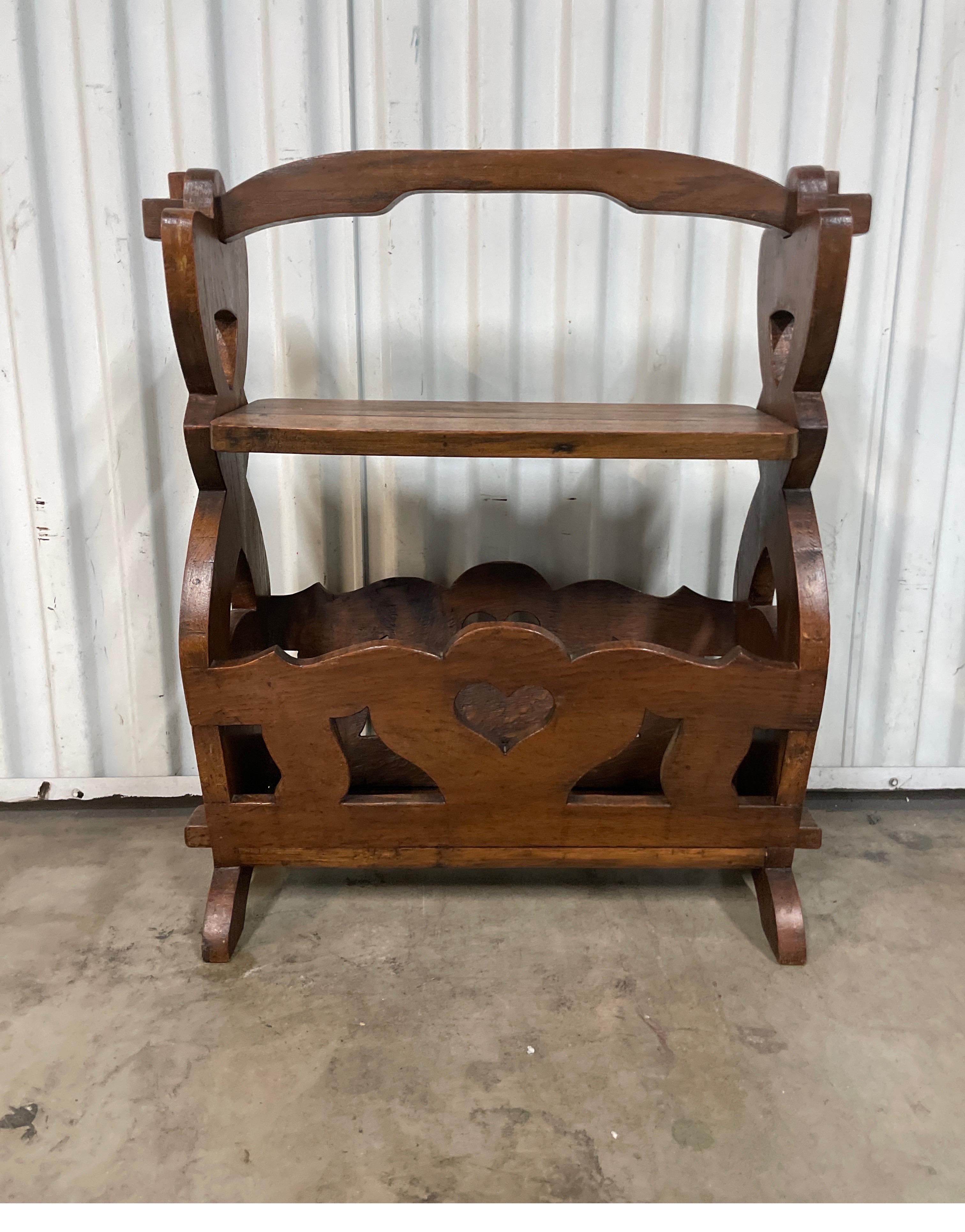 Porte-revue unique et intéressant, sculpté à la main dans le style Arts & Crafts.