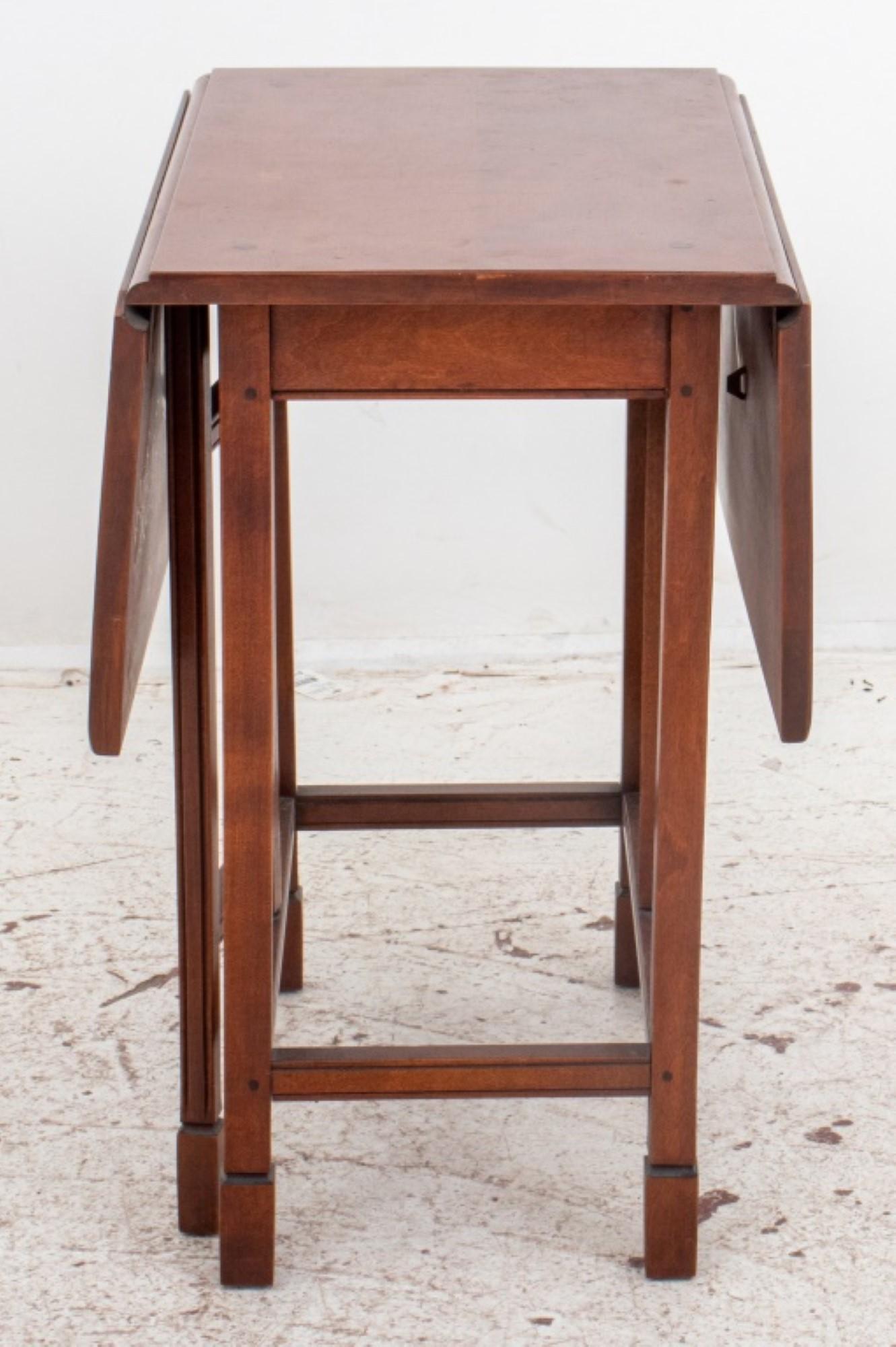 Arts & Crafts Style Mahogany Drop Leaf Side Table In Good Condition For Sale In New York, NY