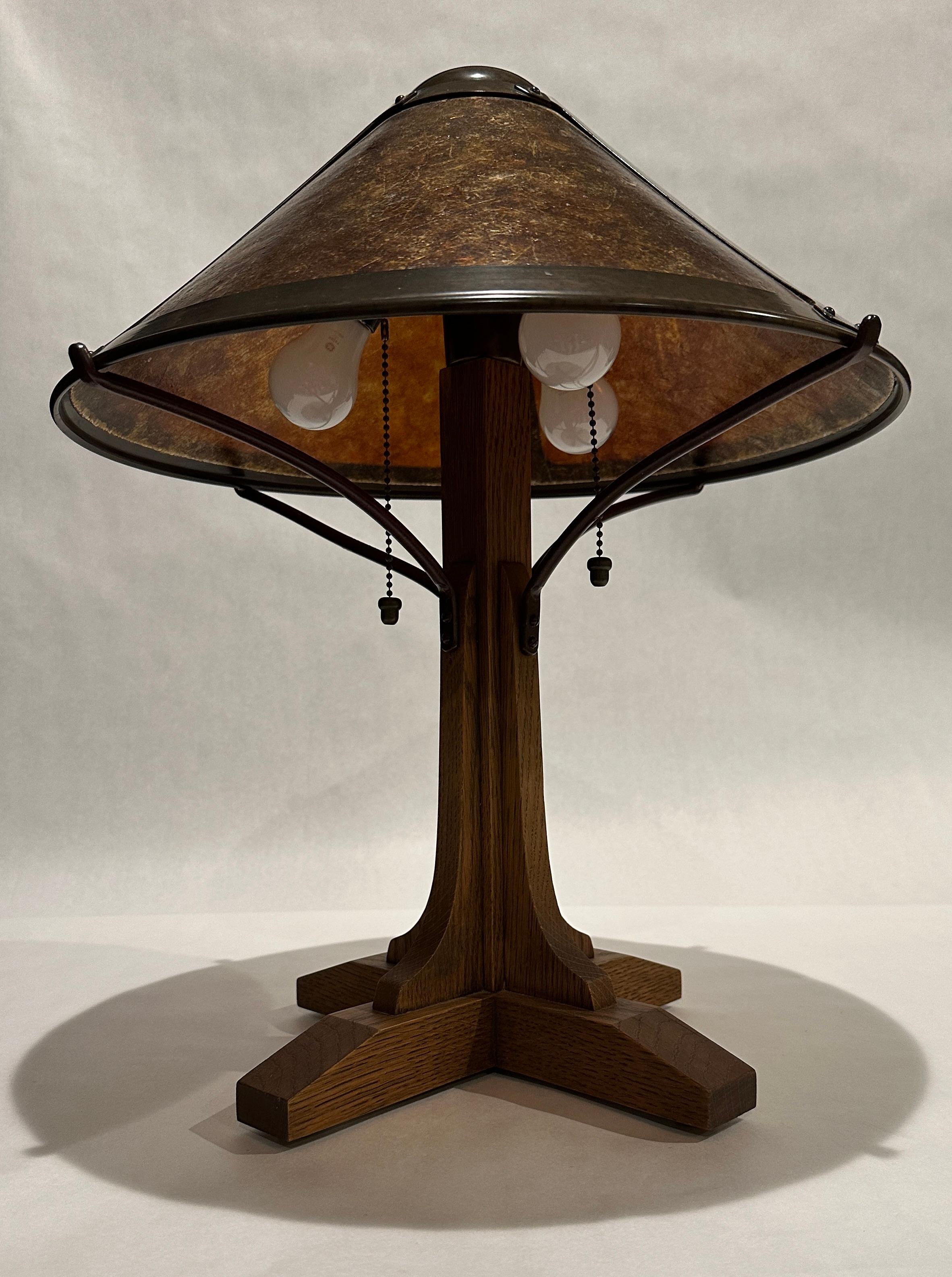 Américain Lampe de style Arts & Crafts en chêne, cuivre et mica par Warren Hile Studio en vente