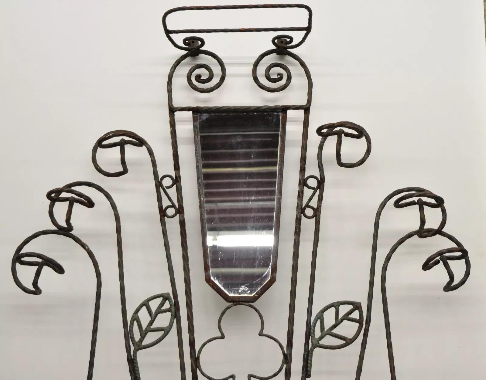 Paragüero con espejo de hierro forjado de estilo Arts & Crafts Árbol de salón para abrigos Art Nouveau en venta
