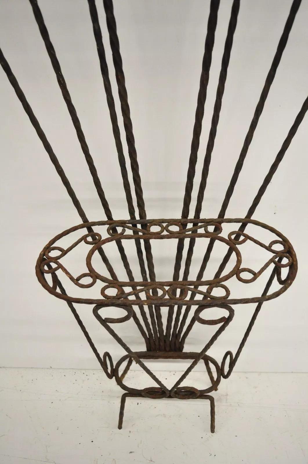 Paragüero con espejo de hierro forjado de estilo Arts & Crafts Árbol de salón para abrigos siglo XX en venta