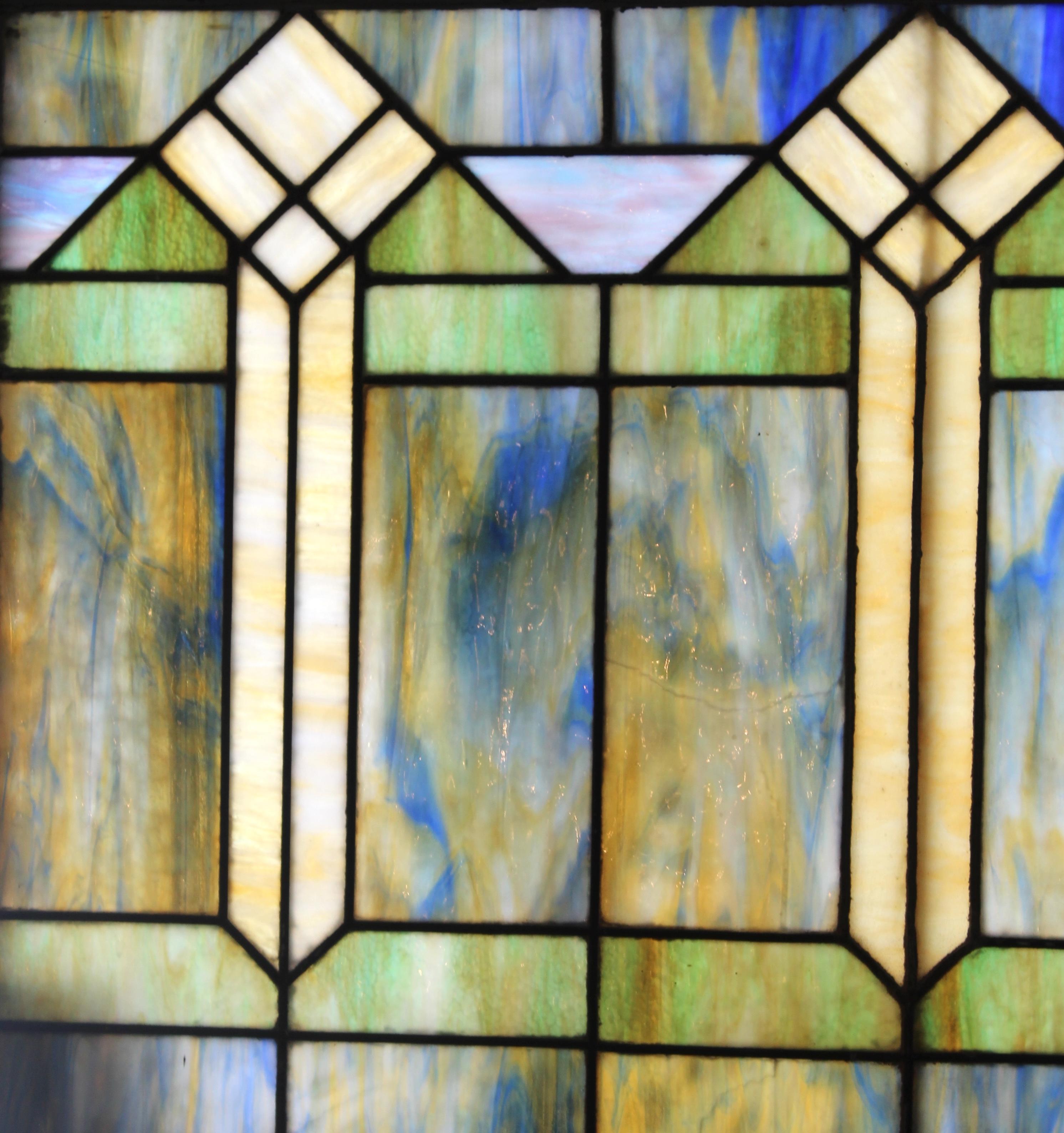 Diseños geométricos con colores brillantes componen esta maravillosa ventana. Color jaspeado en cada panel de Stained glass.
Las dimensiones totales corresponden a la vidriera y el marco.
Situado en NY