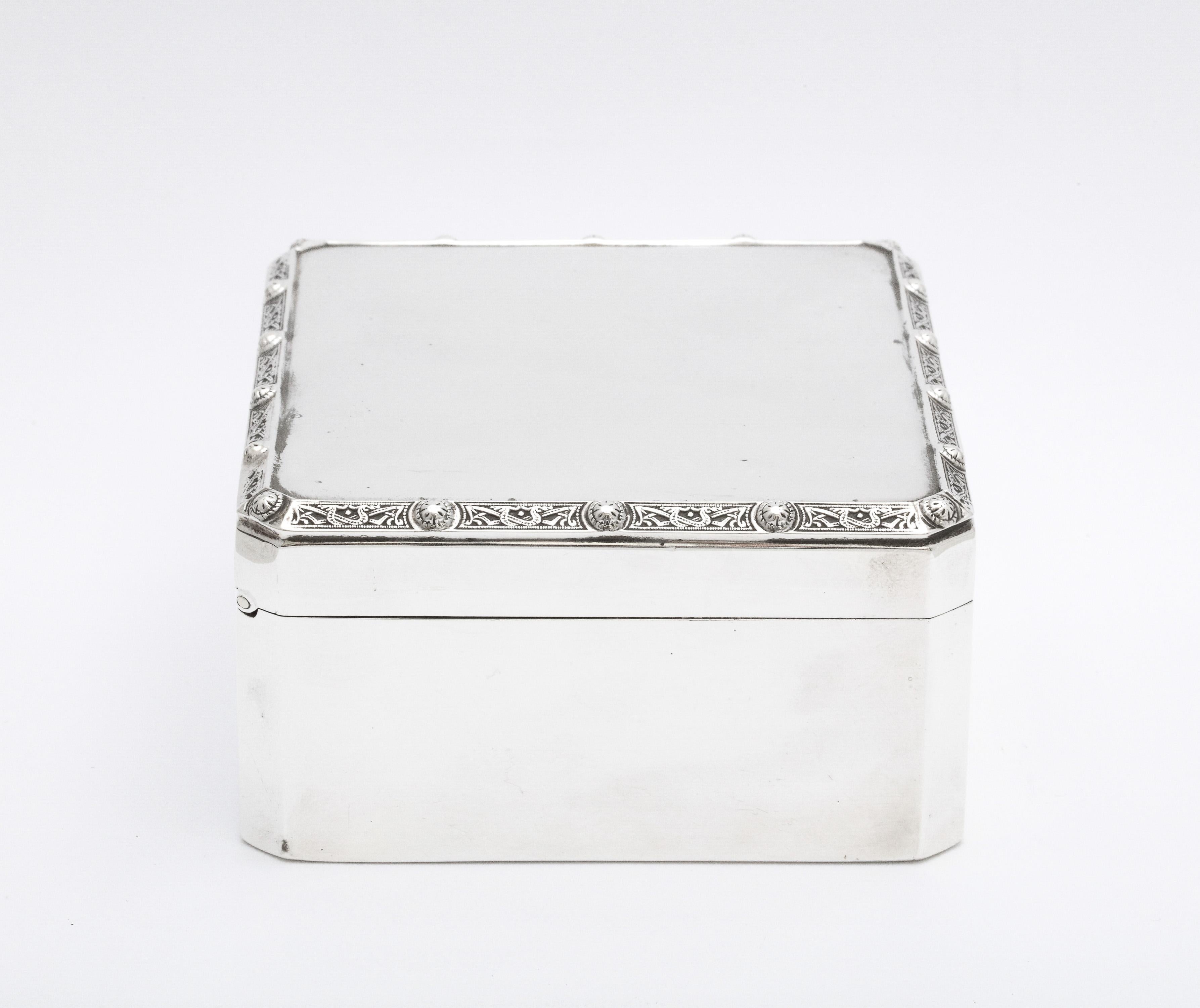 Anglais Boîte de table en argent sterling de style Arts & Crafts avec couvercle à charnière par Adie Bros en vente