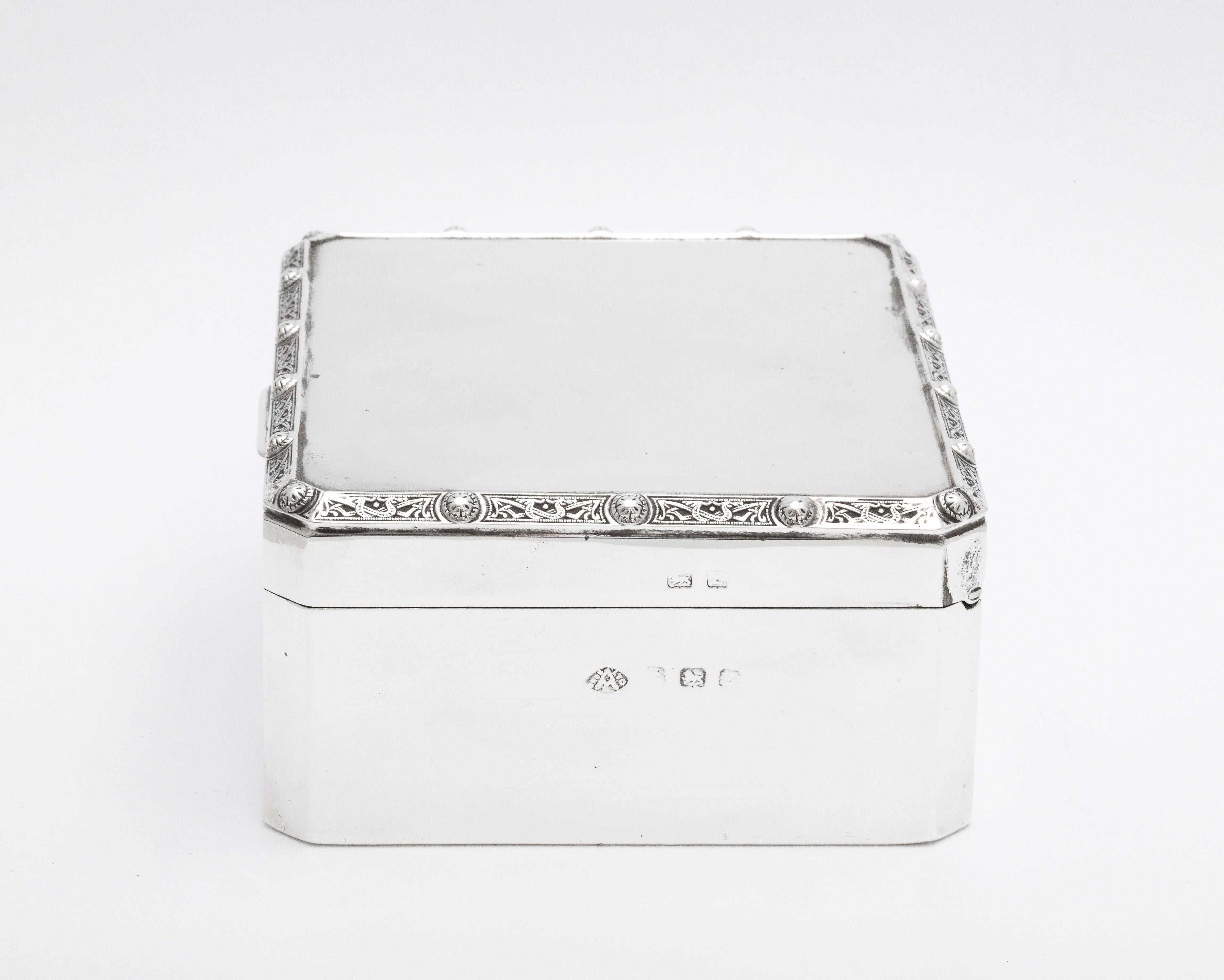 Boîte de table en argent sterling de style Arts & Crafts avec couvercle à charnière par Adie Bros en vente 1
