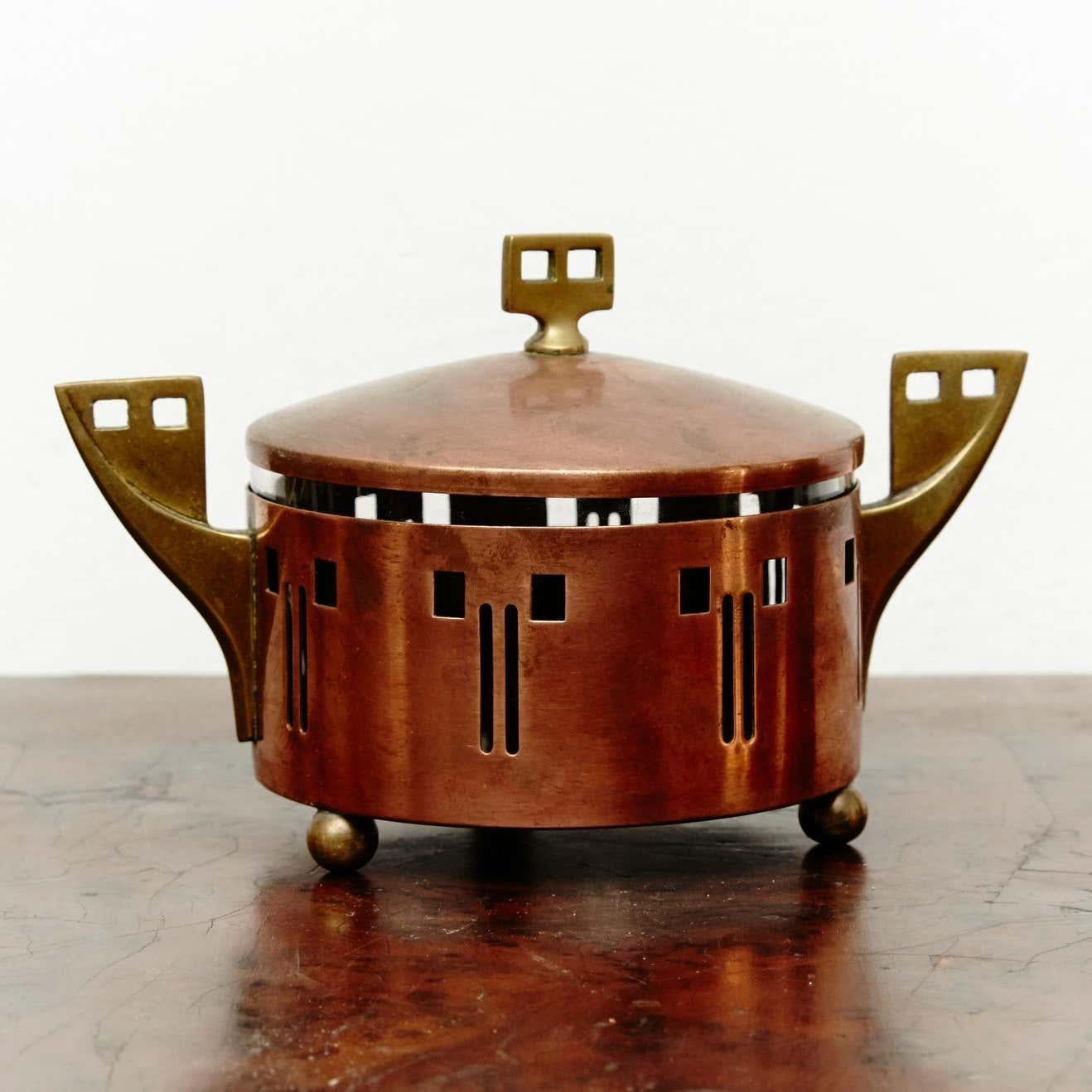 Arts & Crafts Zuckerdose, um 1920  Hergestellt in Barcelona, Spanien.    Im ursprünglichen Zustand mit Verschleiß im Einklang von Alter und Nutzung, die Erhaltung einer schönen Patina.