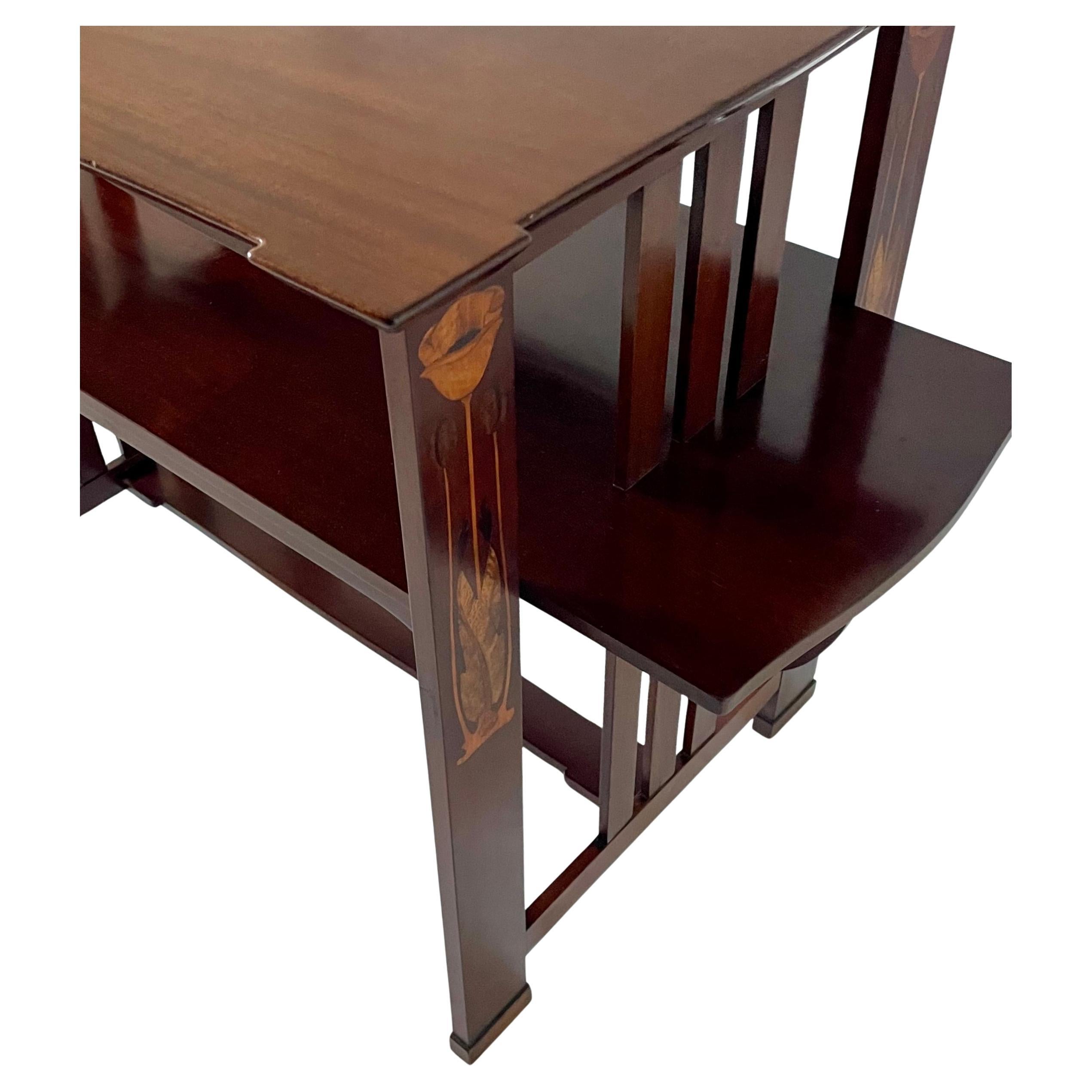 Mesa de té Arts & Crafts diseñada por Leonard Wyburd para Liberty & Co.