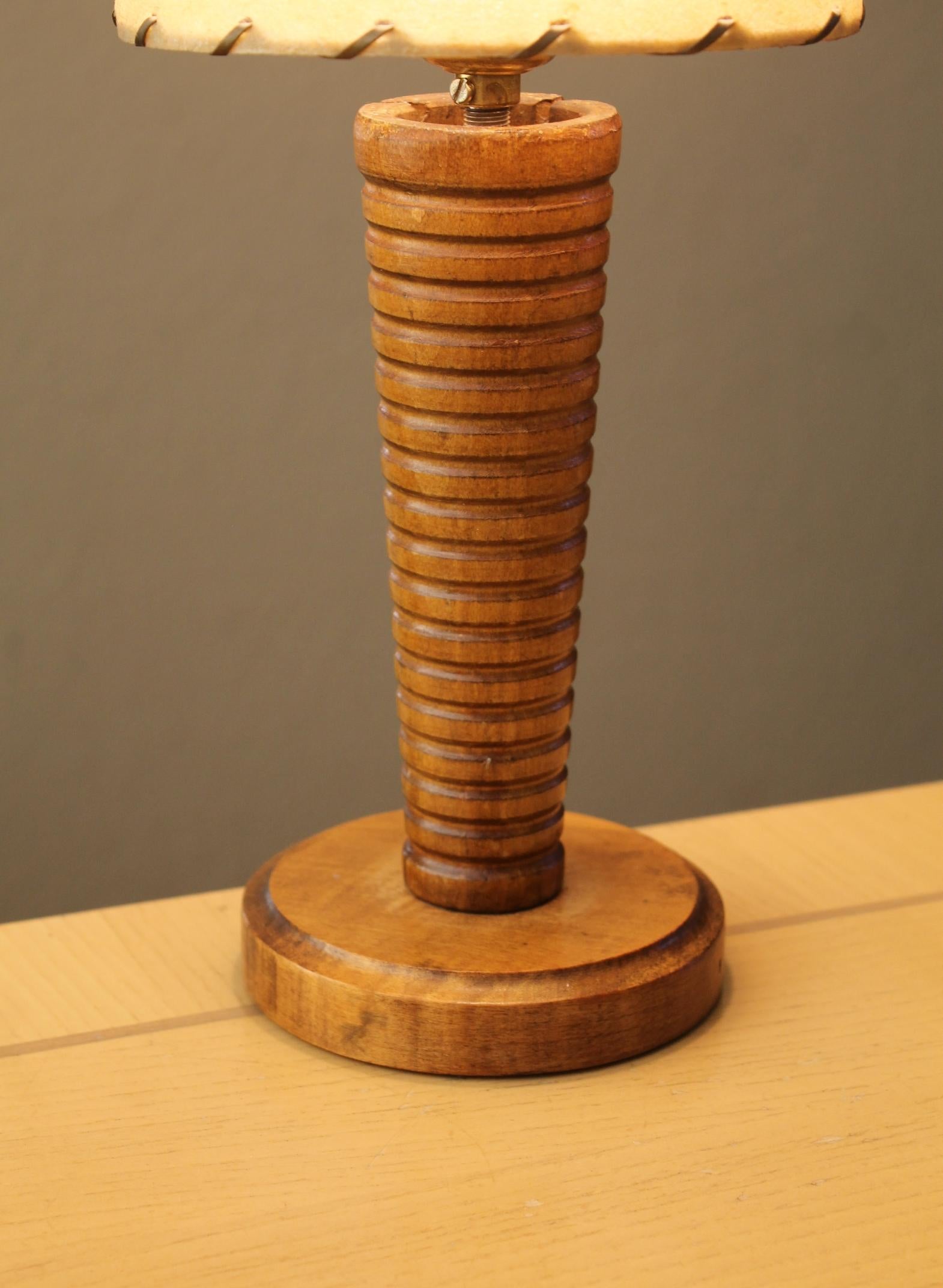 Americano Lampada in legno di teak di Arts & Crafts realizzata a mano nel 1950, metà del secolo scorso. in vendita