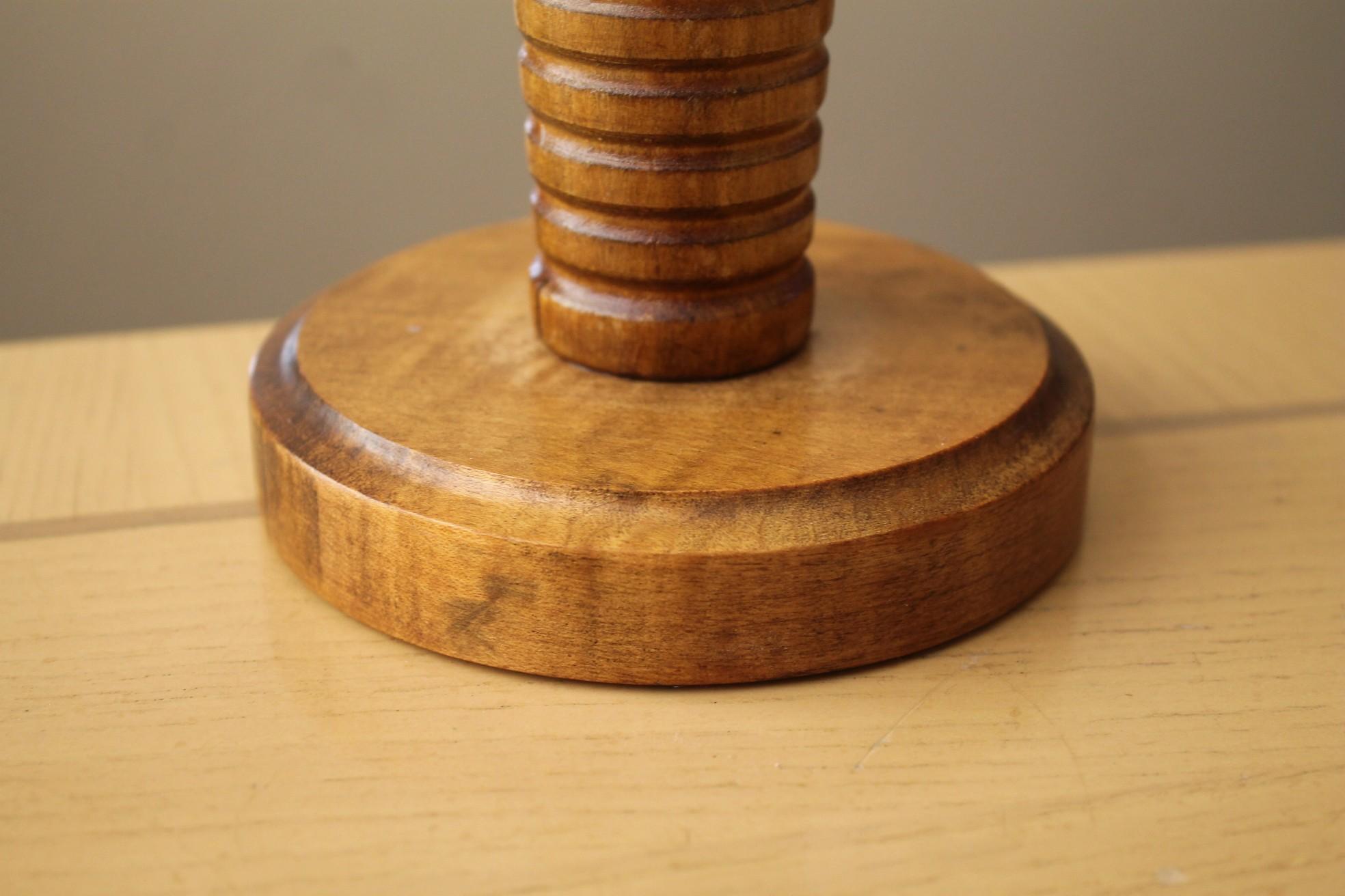 Intagliato a mano Lampada in legno di teak di Arts & Crafts realizzata a mano nel 1950, metà del secolo scorso. in vendita