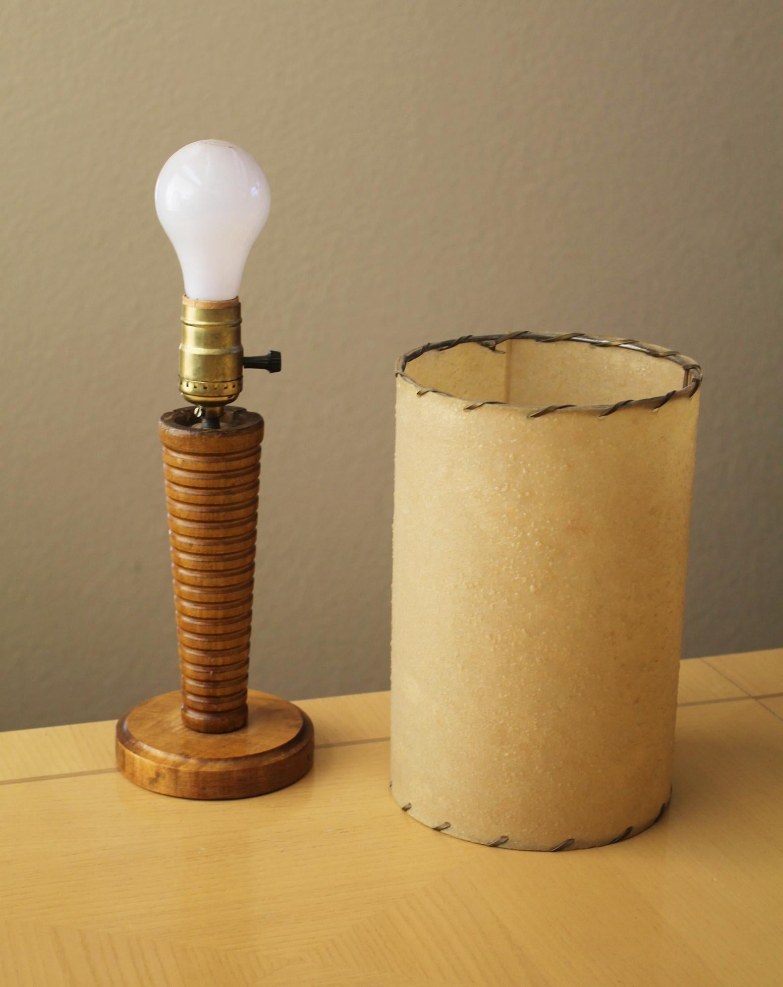 Lampada in legno di teak di Arts & Crafts realizzata a mano nel 1950, metà del secolo scorso. In condizioni buone in vendita a Peoria, AZ