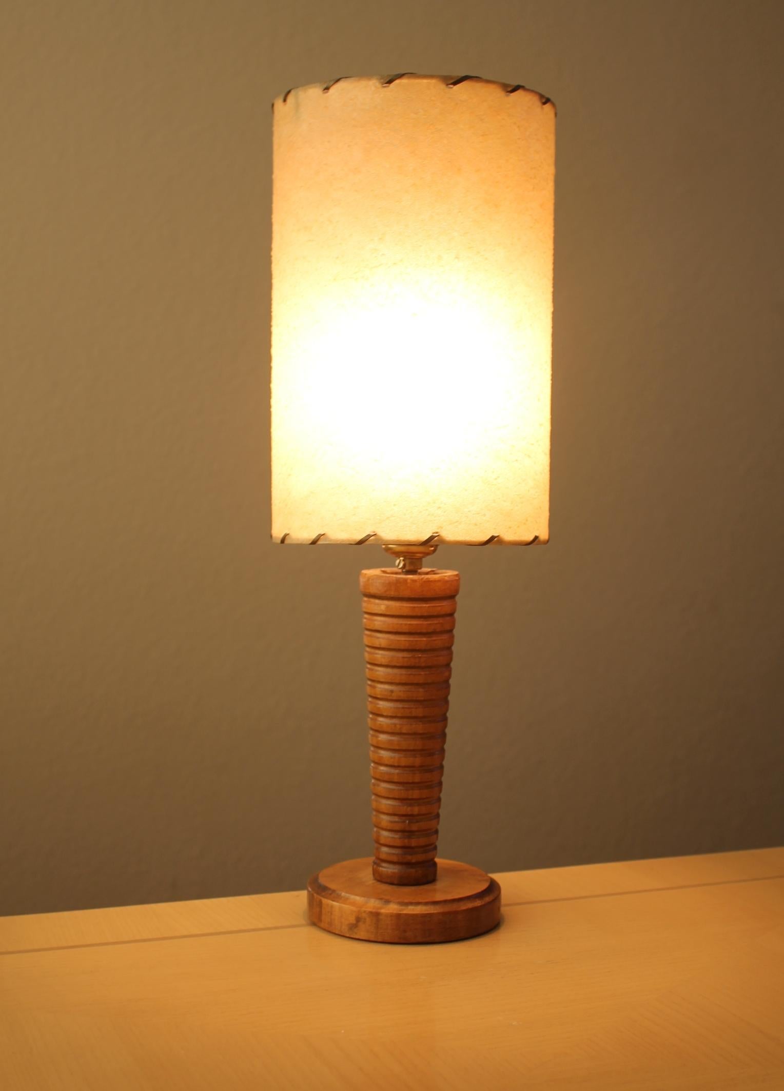 XX secolo Lampada in legno di teak di Arts & Crafts realizzata a mano nel 1950, metà del secolo scorso. in vendita