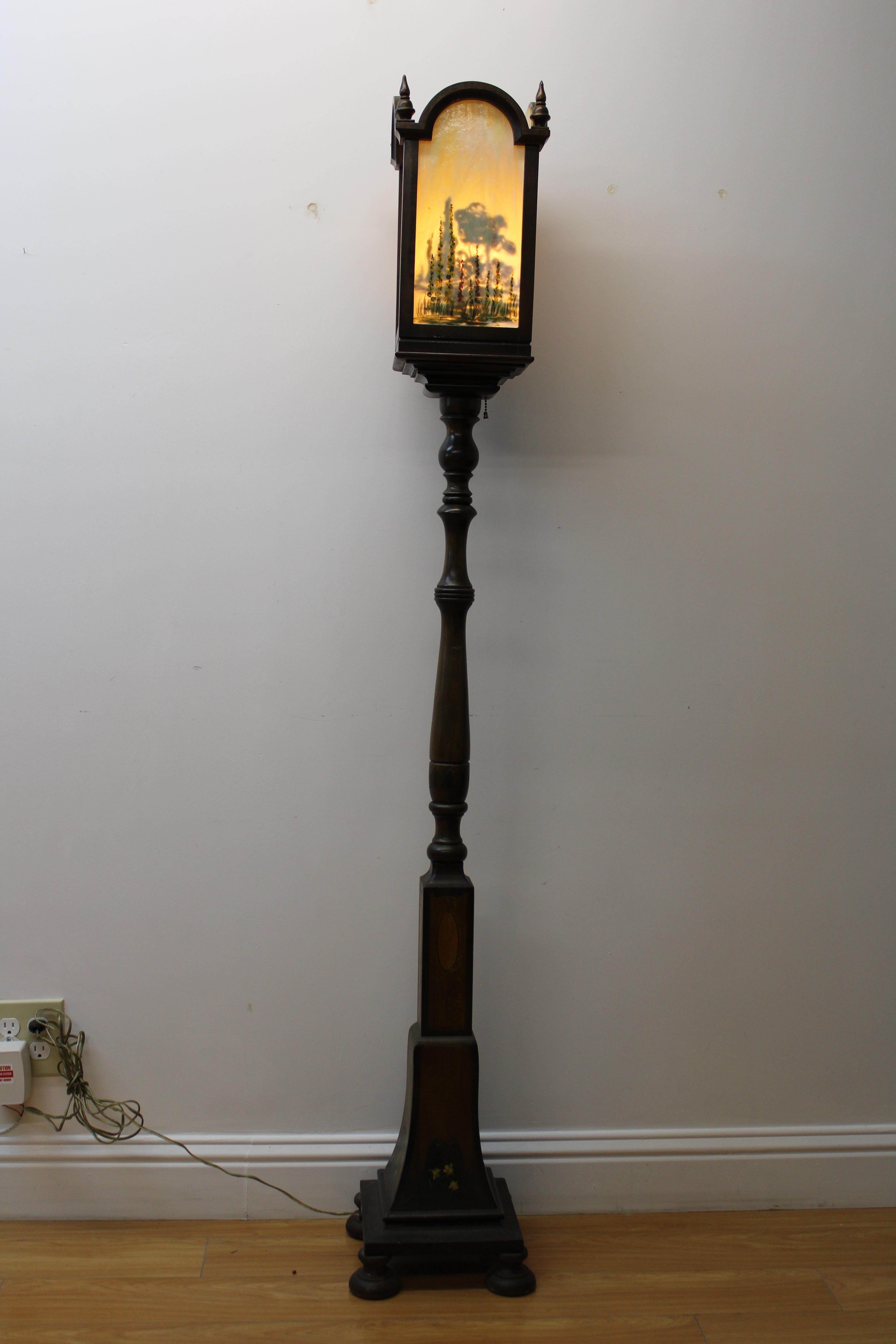 C. 20e siècle

Magnifique torchère Arts & Crafts avec inserts en verre peints à la main

Mesures de la lampe
Dessus : 7,50 x 7,50 (carré tout autour)
Moyen : 3.00 
Bas : 9.00 (base).