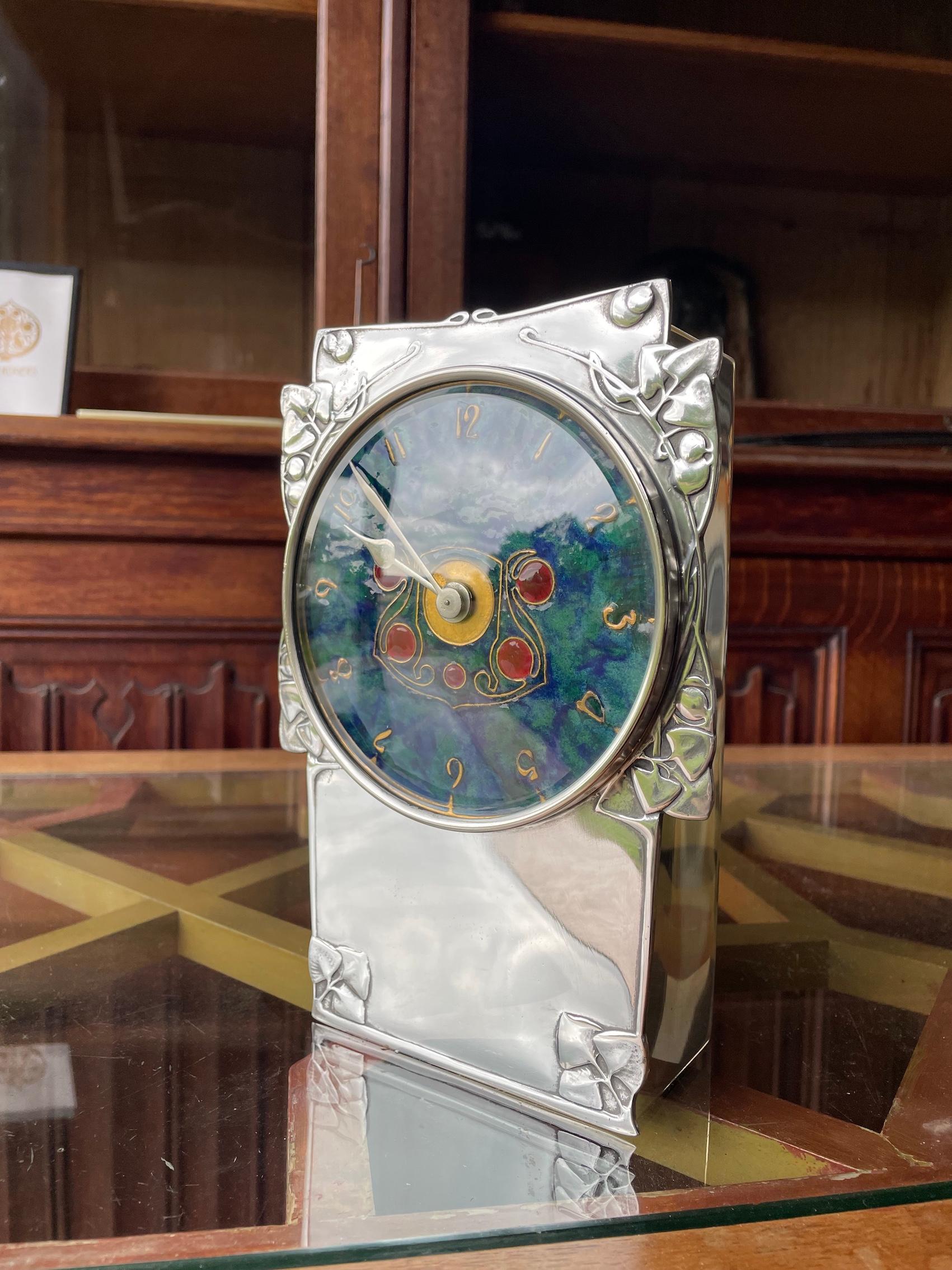 Arts and Crafts Horloge Arts & Crafts 'Tudric' par Archibald Knox pour Liberty & Co. en vente
