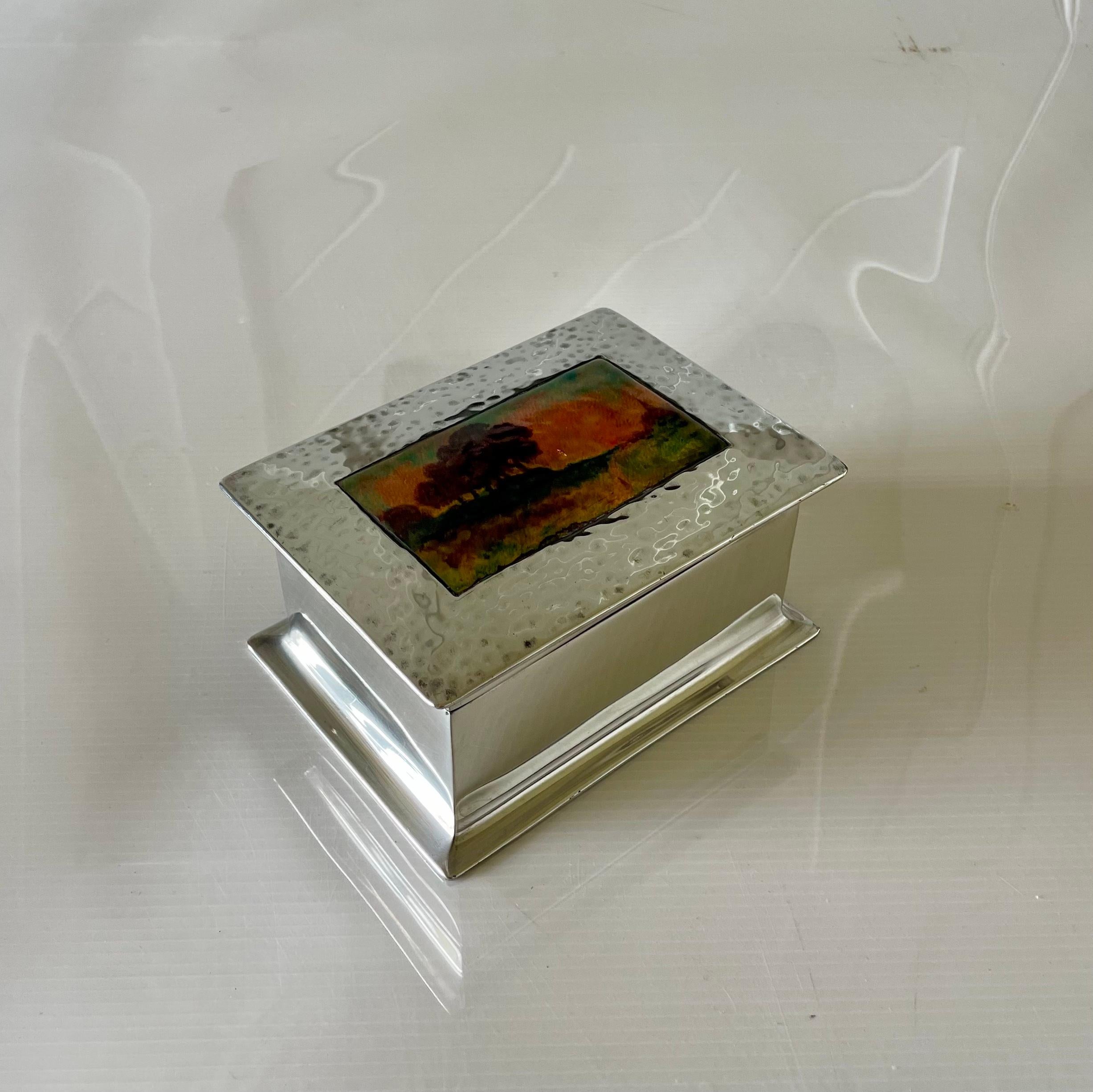 Arts and Crafts Scatola in peltro 