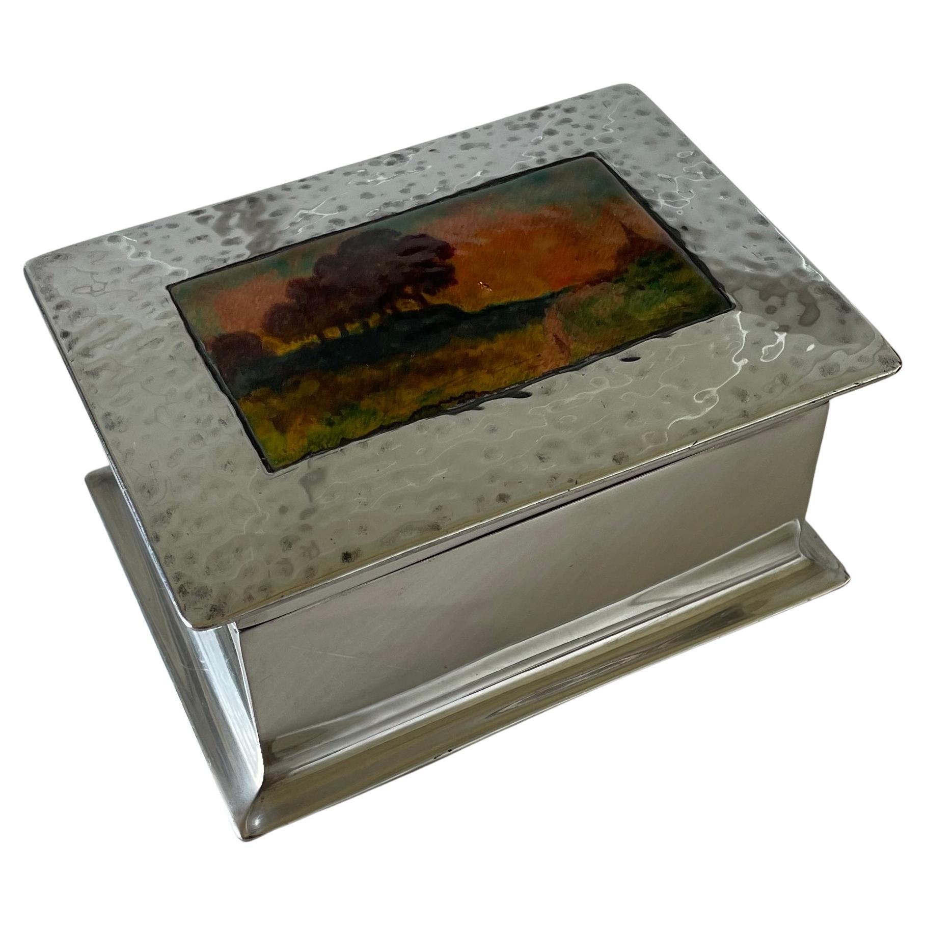Scatola in peltro "Tudric" di Arts & Crafts con placca in smalto