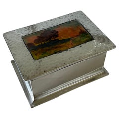 Scatola in peltro "Tudric" di Arts & Crafts con placca in smalto